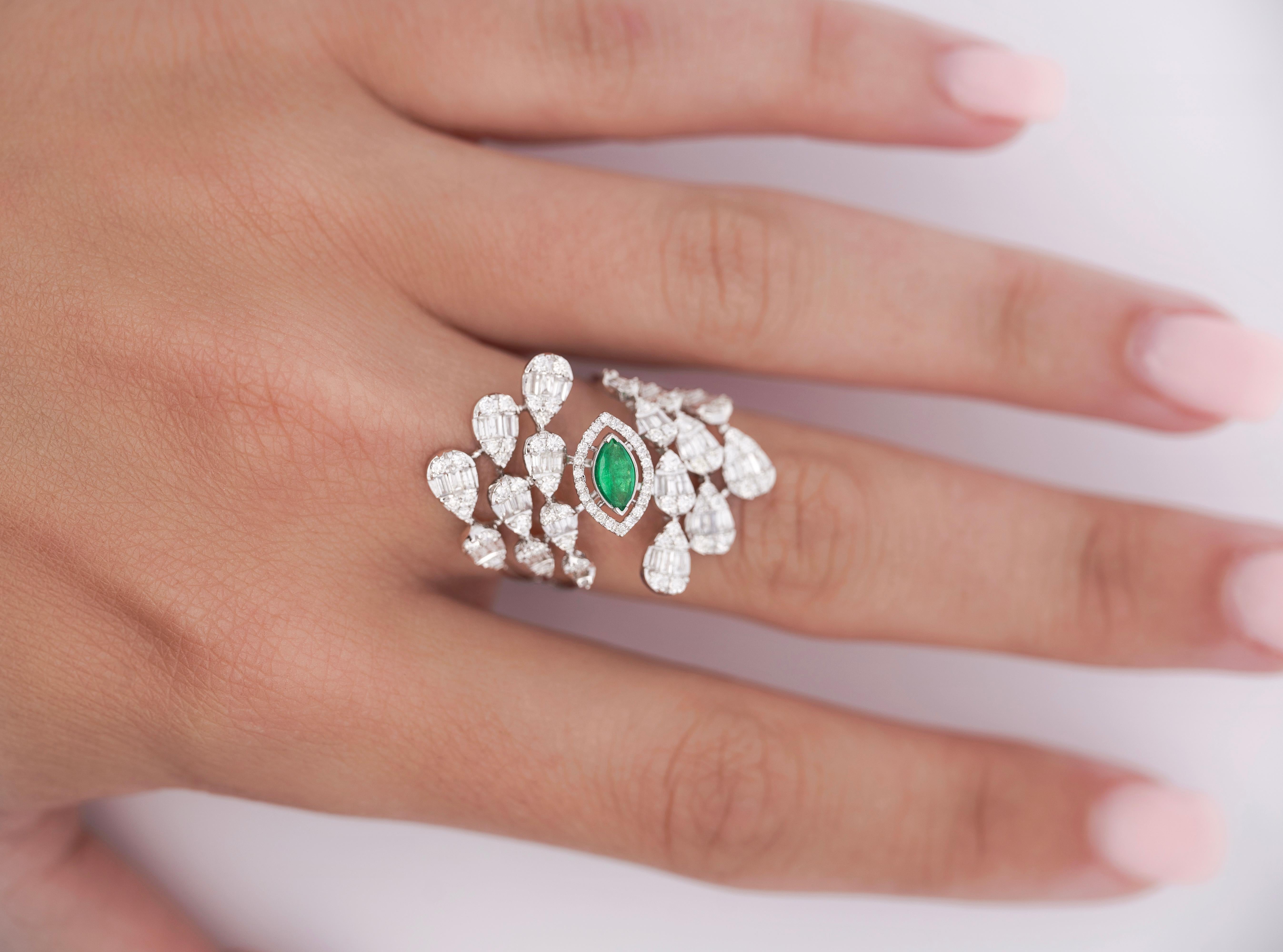 14K White Gold Bypass Diamond & Emerald Snowstorm Motif Ring In New Condition For Sale In Miami, FL