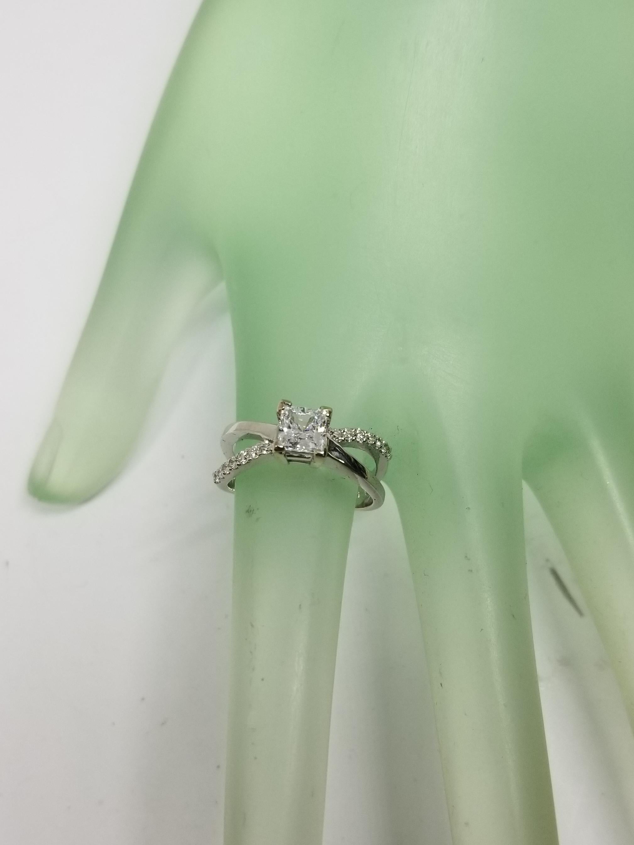 Anello con diamante bypass in oro bianco 14 carati e centro in cristallo In condizioni Nuovo in vendita a Los Angeles, CA