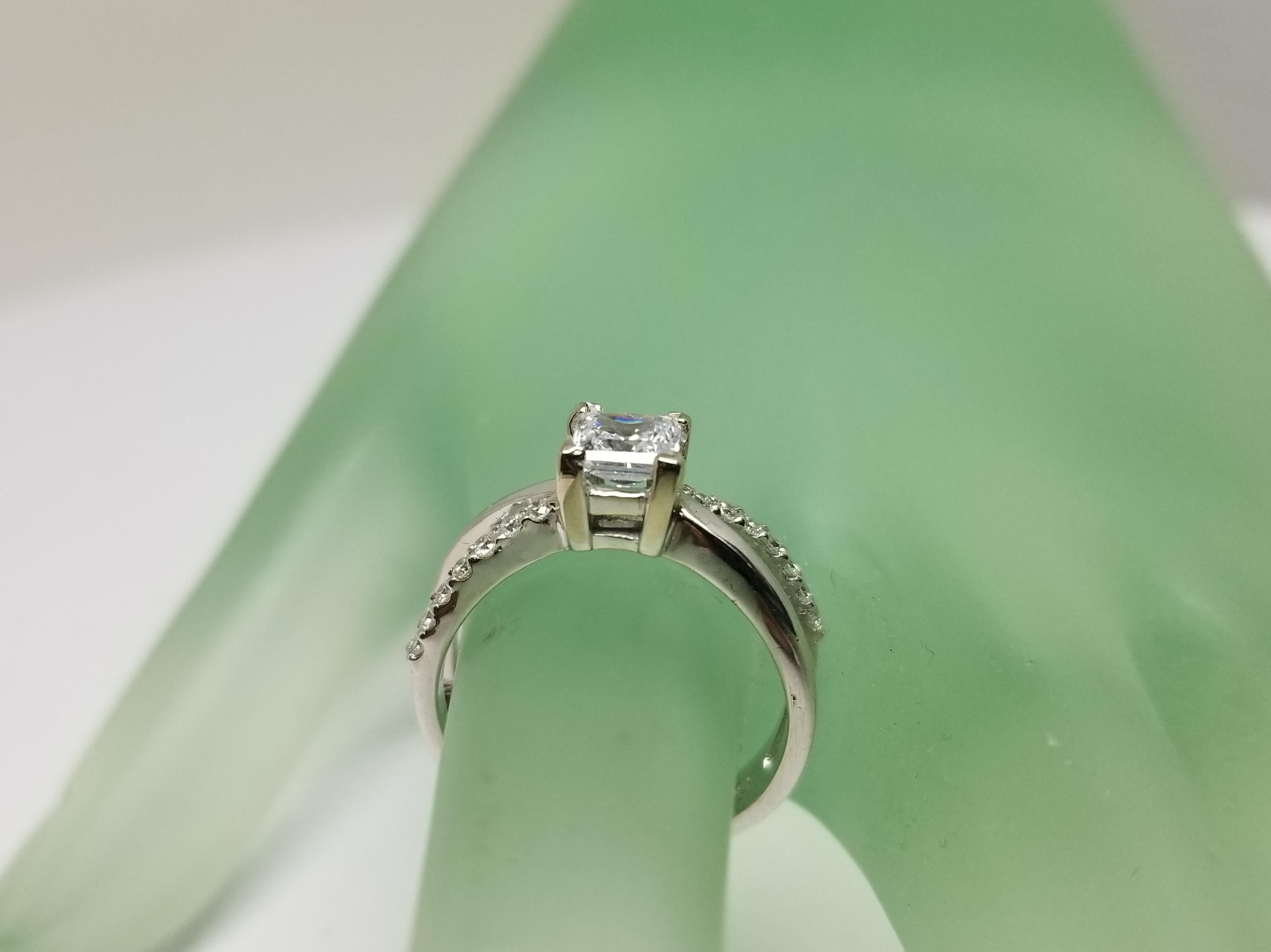 da uomo o donna Anello con diamante bypass in oro bianco 14 carati e centro in cristallo in vendita