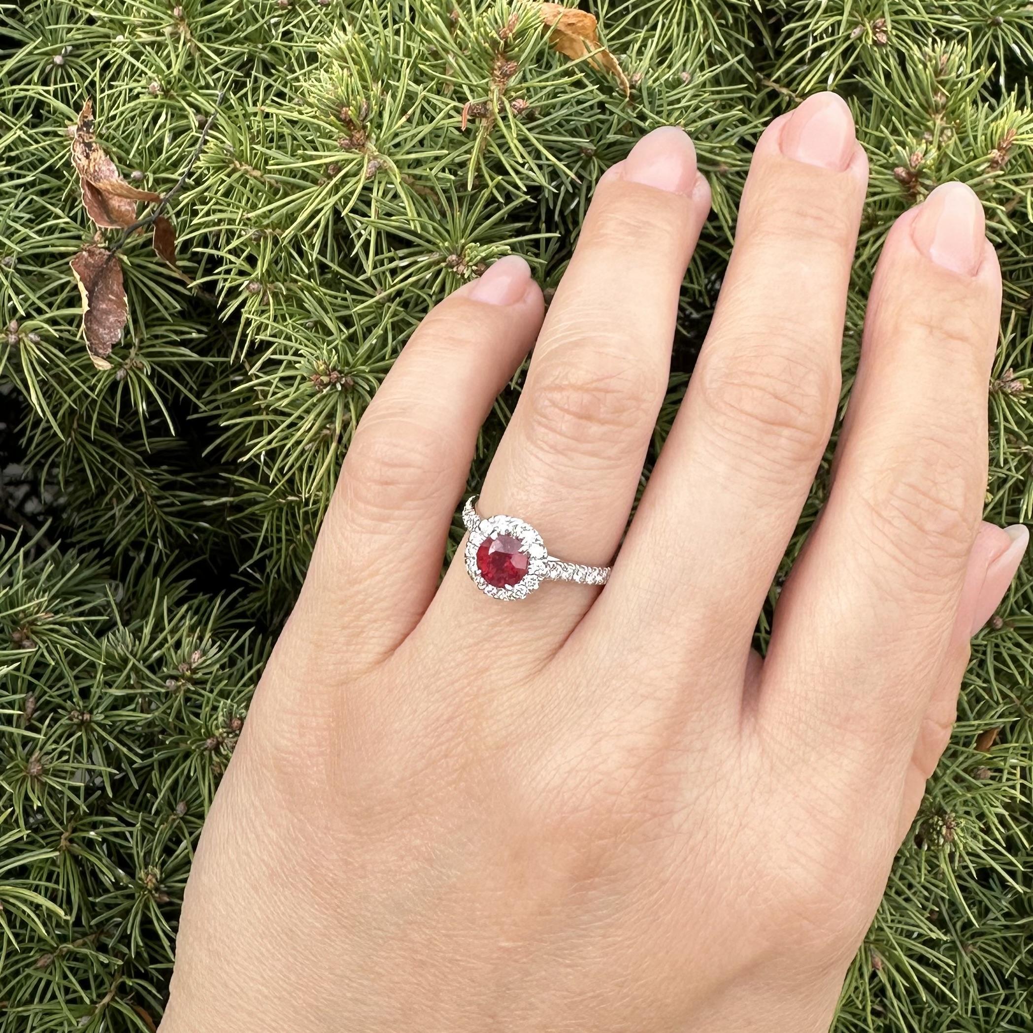 Anello con diamante aureolato in oro bianco 14k A.I.C. 1,33ct No Heat Vivid Red Round Ruby Diamond in vendita 8