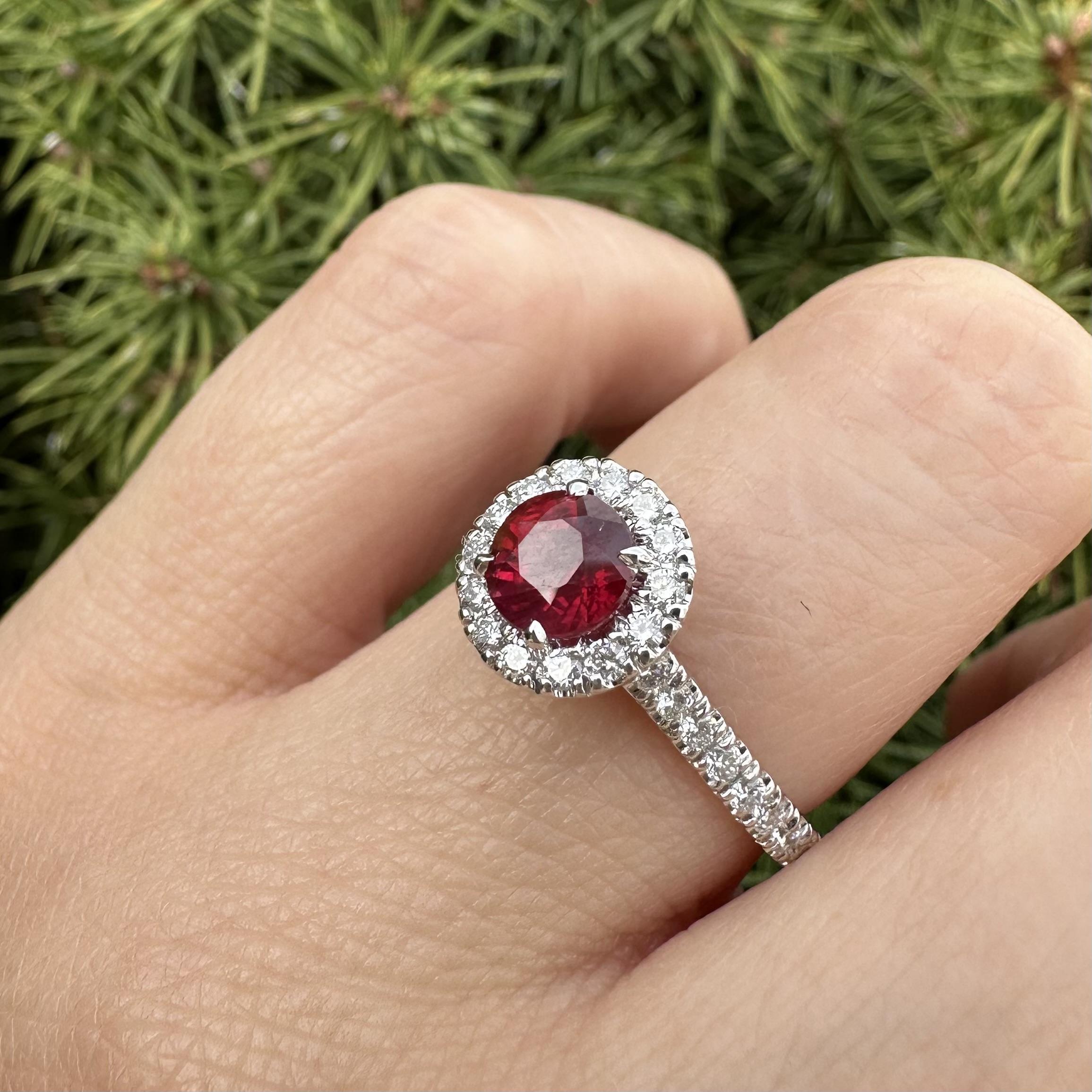 Anello con diamante aureolato in oro bianco 14k A.I.C. 1,33ct No Heat Vivid Red Round Ruby Diamond in vendita 9