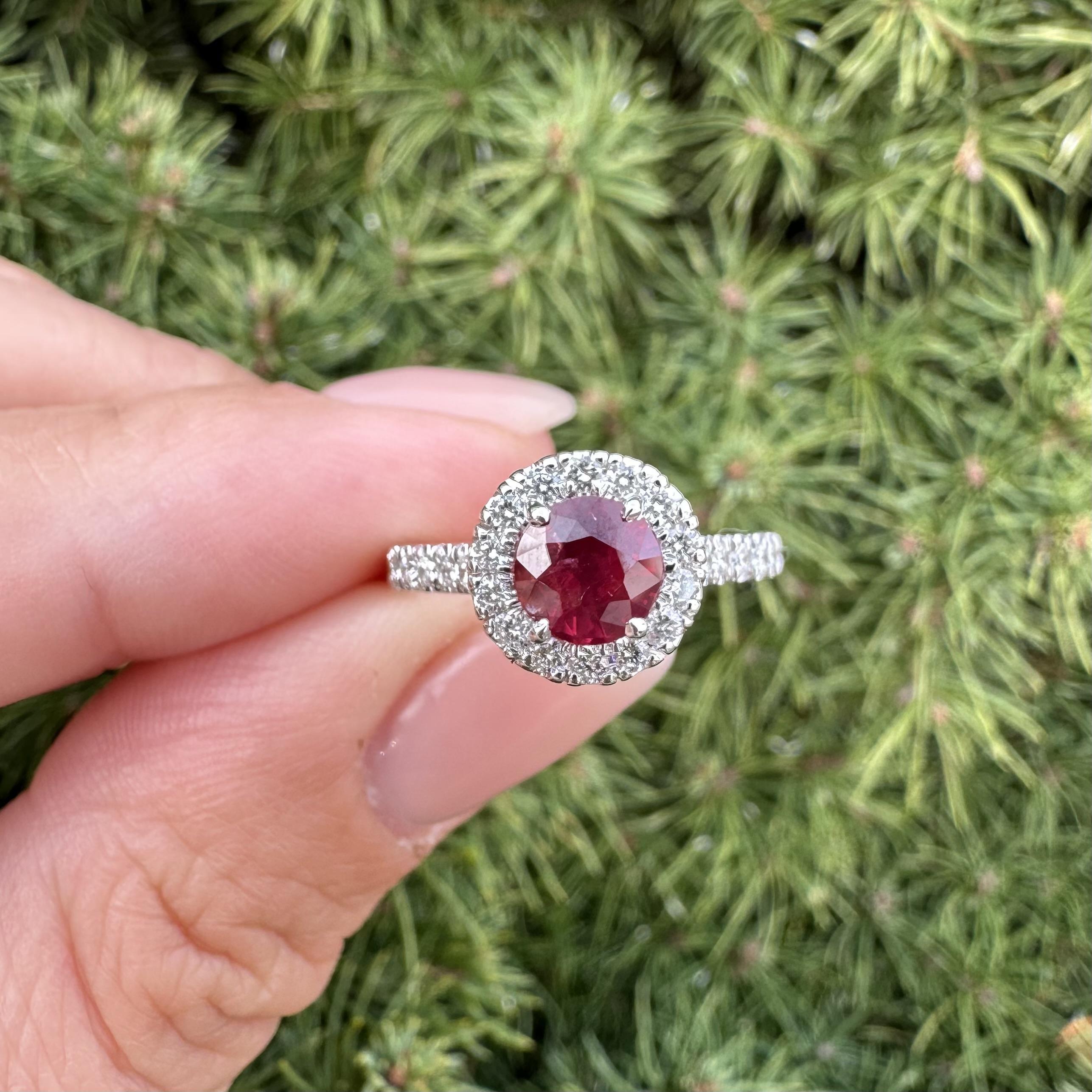 Anello con diamante aureolato in oro bianco 14k A.I.C. 1,33ct No Heat Vivid Red Round Ruby Diamond in vendita 10