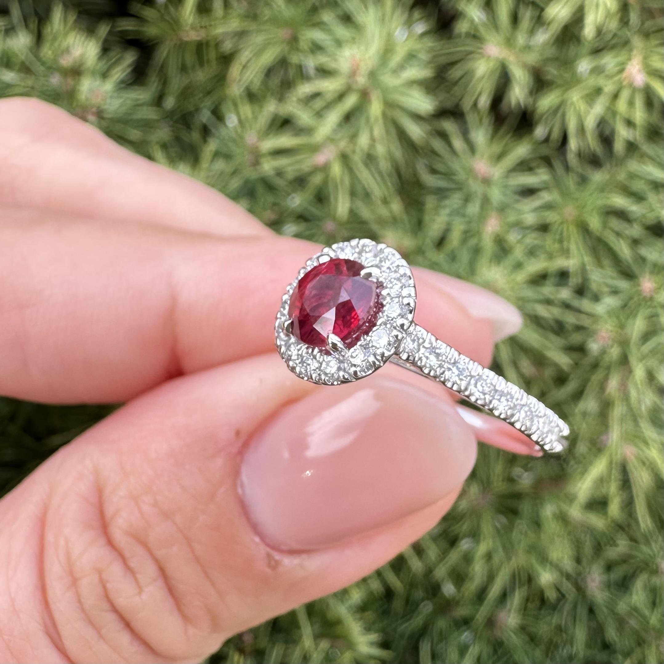 Anello con diamante aureolato in oro bianco 14k A.I.C. 1,33ct No Heat Vivid Red Round Ruby Diamond in vendita 11