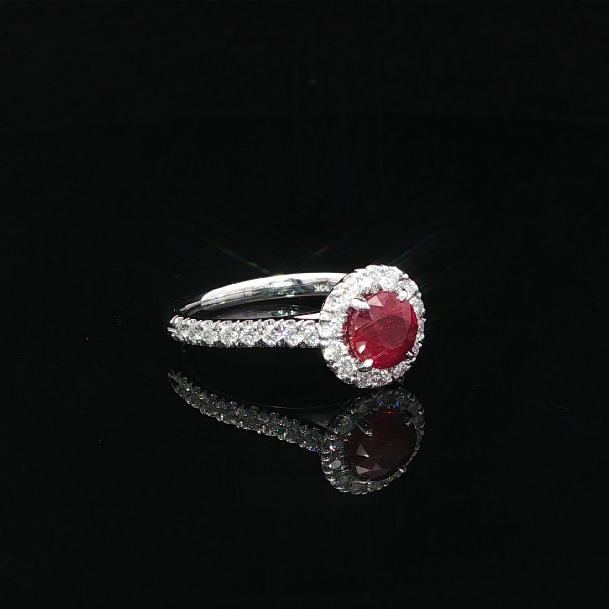 Taglio brillante Anello con diamante aureolato in oro bianco 14k A.I.C. 1,33ct No Heat Vivid Red Round Ruby Diamond in vendita