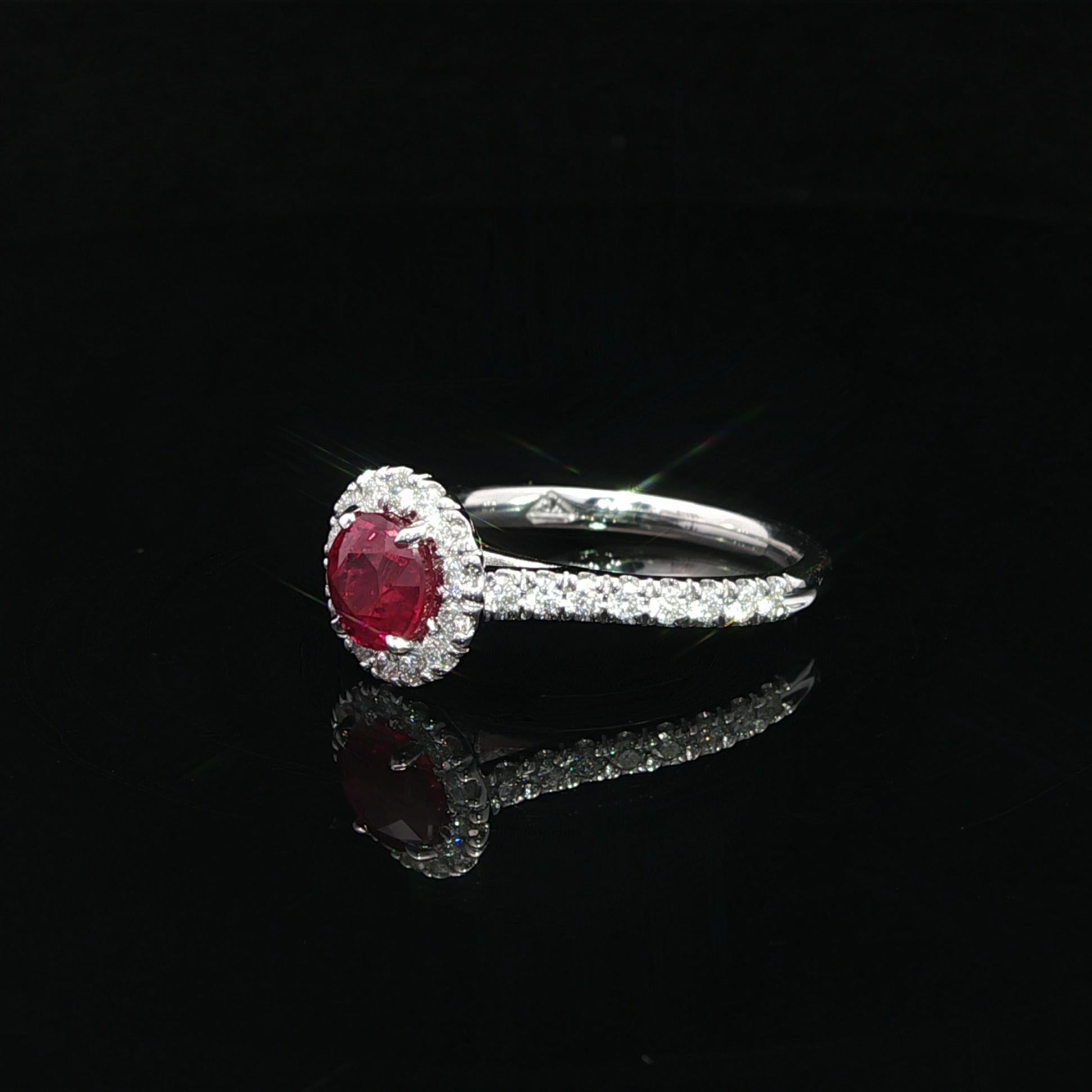 Anello con diamante aureolato in oro bianco 14k A.I.C. 1,33ct No Heat Vivid Red Round Ruby Diamond In condizioni ottime in vendita a Montclair, NJ