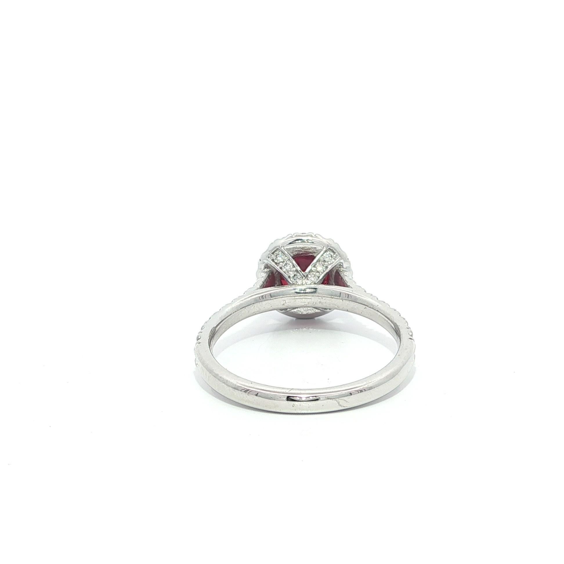 Donna Anello con diamante aureolato in oro bianco 14k A.I.C. 1,33ct No Heat Vivid Red Round Ruby Diamond in vendita