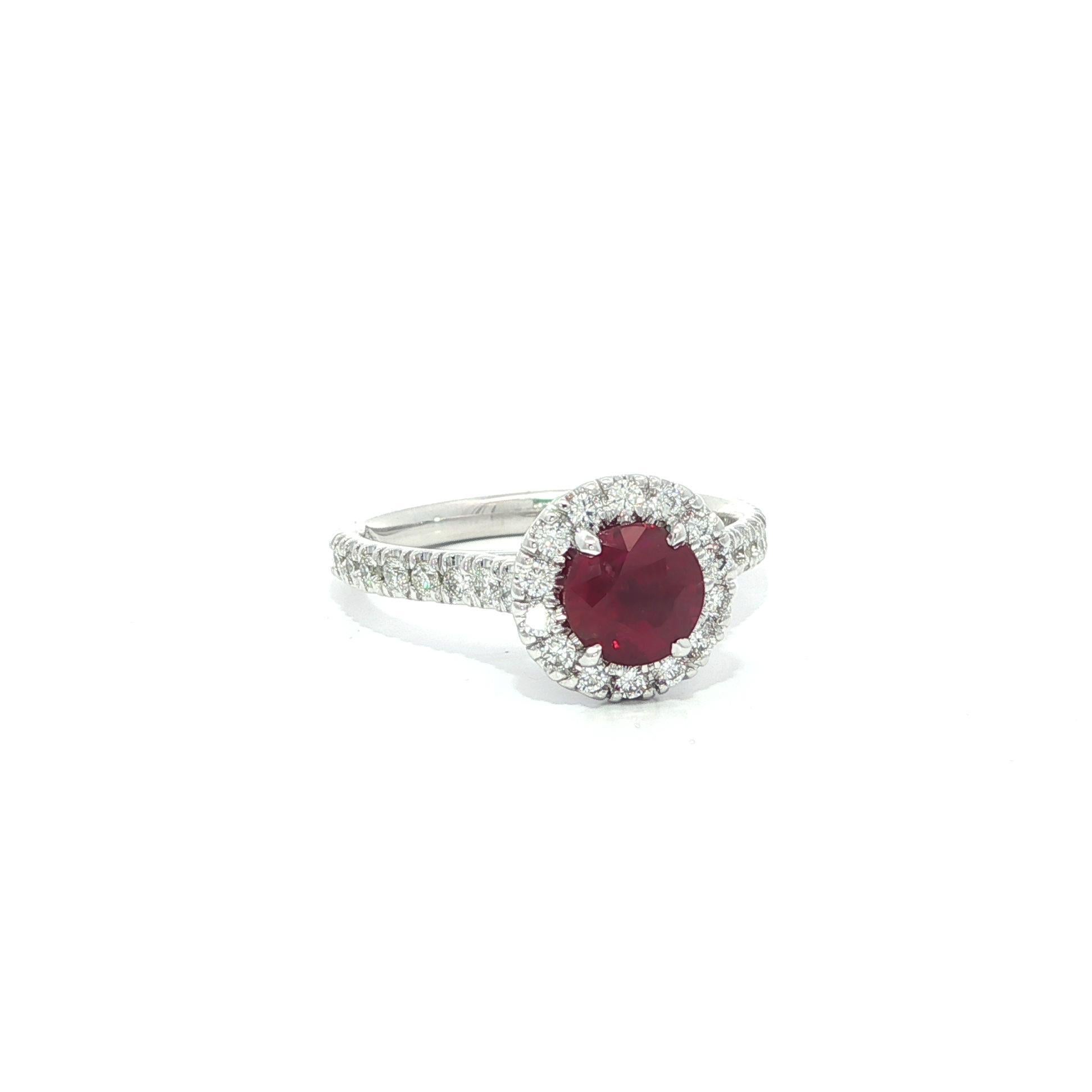 Anello con diamante aureolato in oro bianco 14k A.I.C. 1,33ct No Heat Vivid Red Round Ruby Diamond in vendita 3