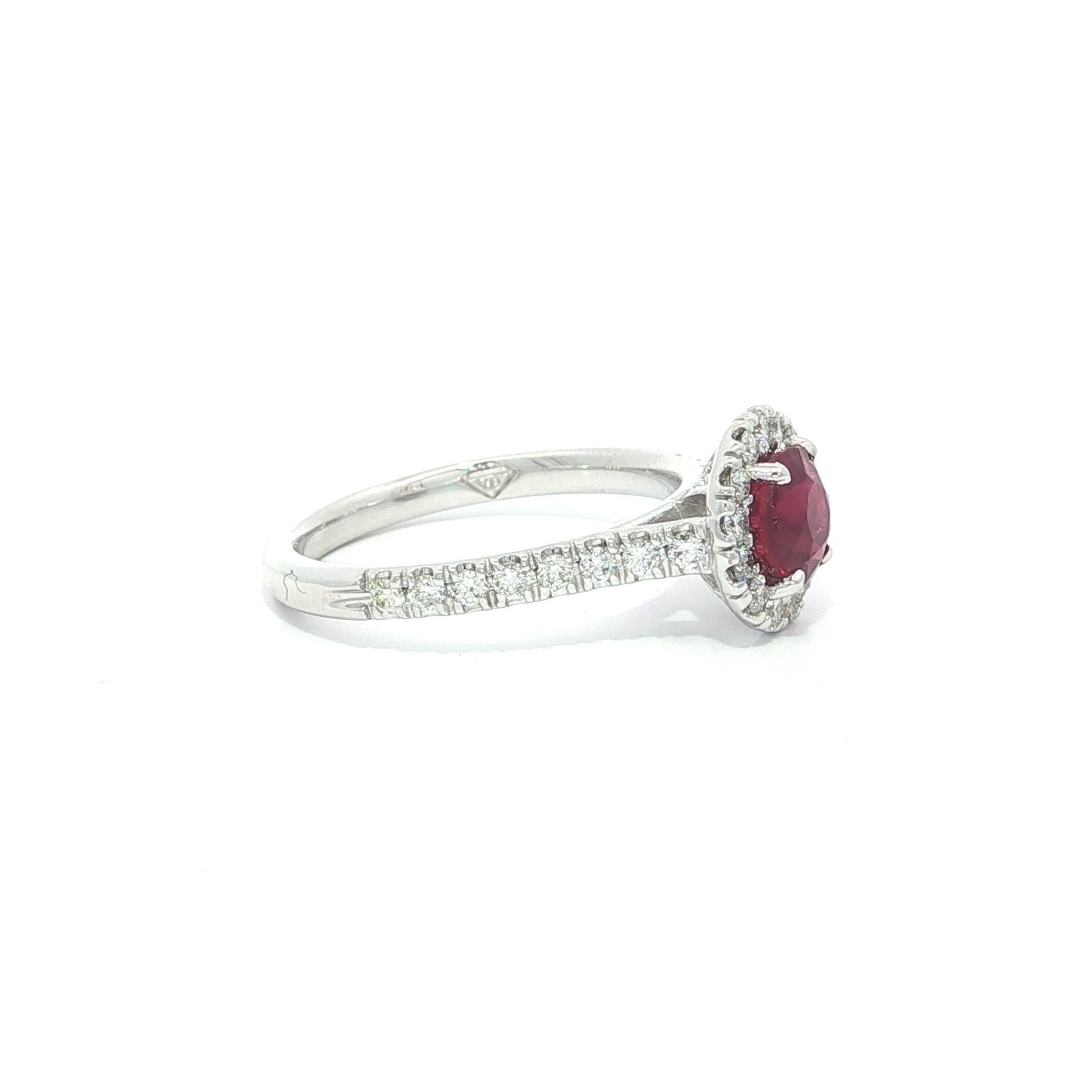 Anello con diamante aureolato in oro bianco 14k A.I.C. 1,33ct No Heat Vivid Red Round Ruby Diamond in vendita 4
