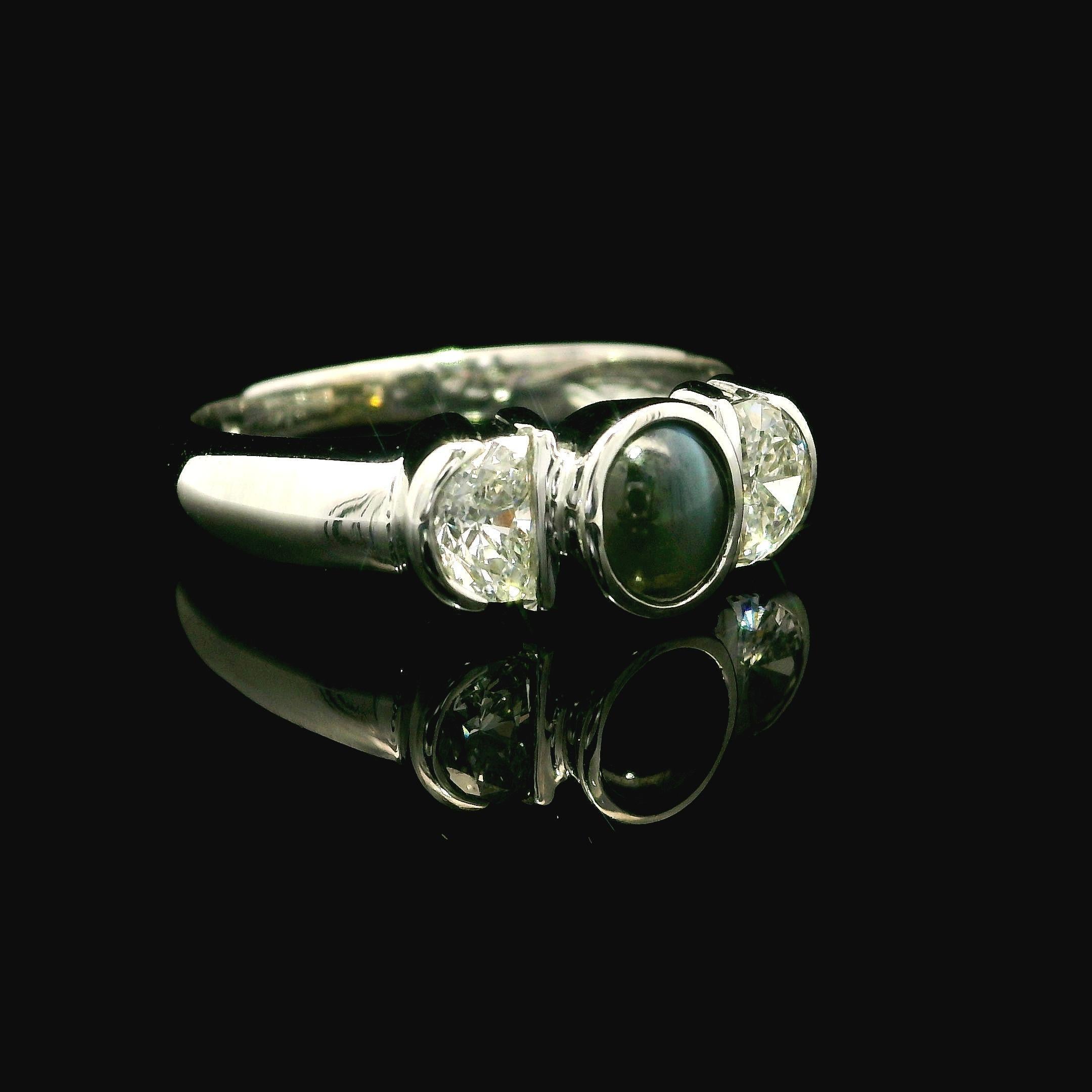 --Pierre(s) :...
(1) Oeil de chat en chrysobéryl véritable naturel - Cabochon ovale - serti - brun jaunâtre avec centre gris - 4.9x4.2mm (approx.)
(2) Diamants naturels authentiques - taille demi-lune - demi-biseau en serti clos - pureté VS2/SI1 -