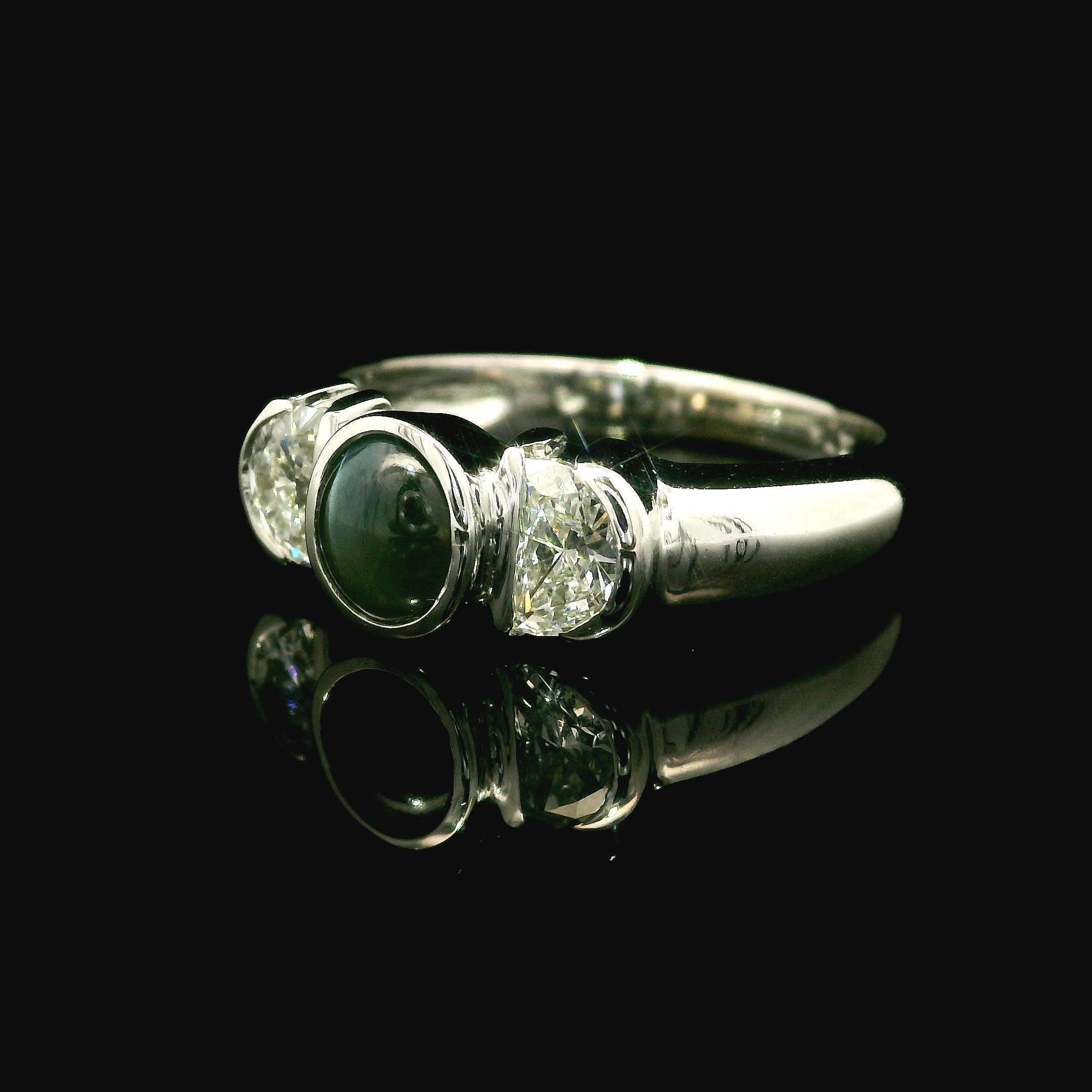 Taille cabochon Bague demi-lune en or blanc 14 carats avec cabochon en chrysobéryl œil de chat et diamants 0,36 carat en vente