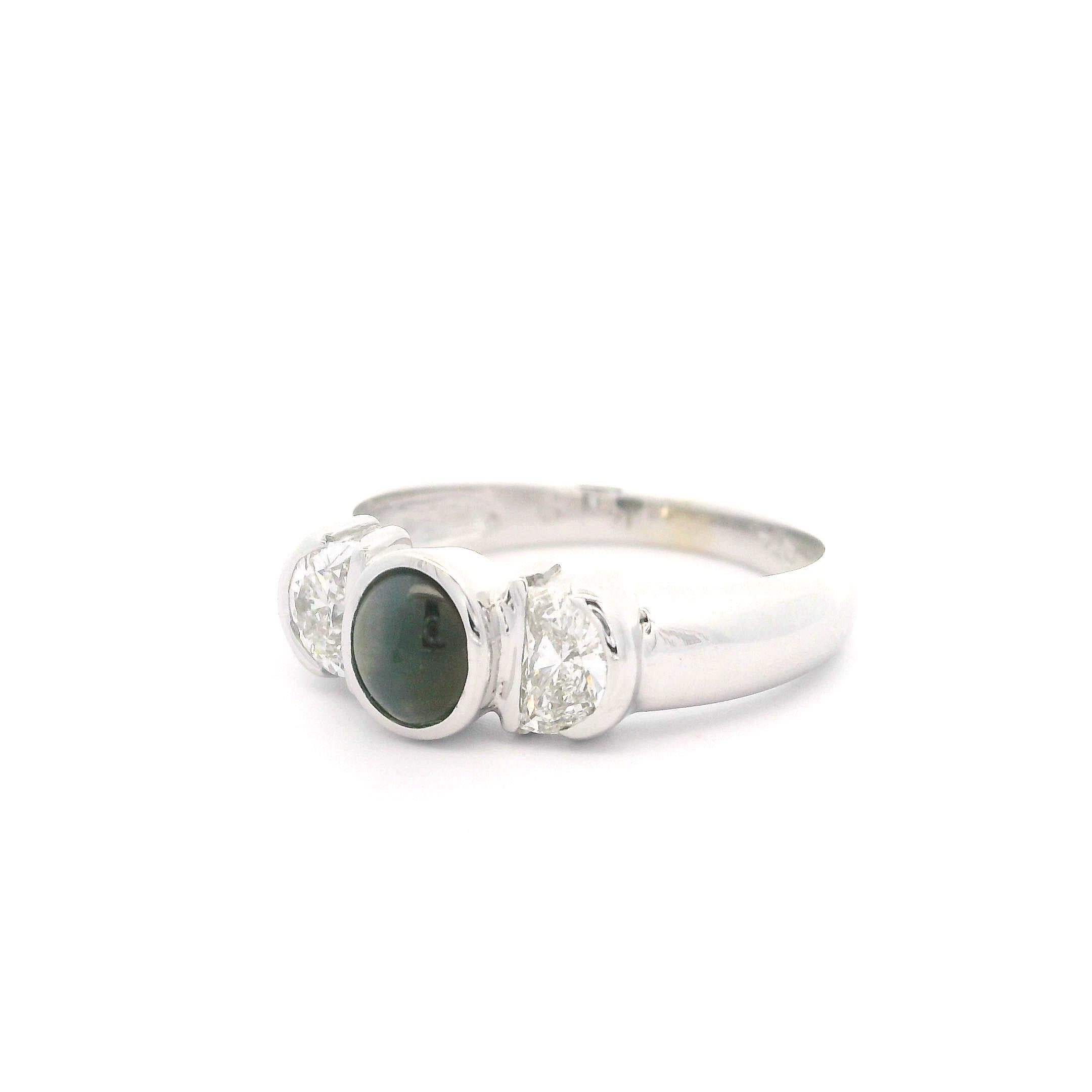Bague demi-lune en or blanc 14 carats avec cabochon en chrysobéryl œil de chat et diamants 0,36 carat en vente 1
