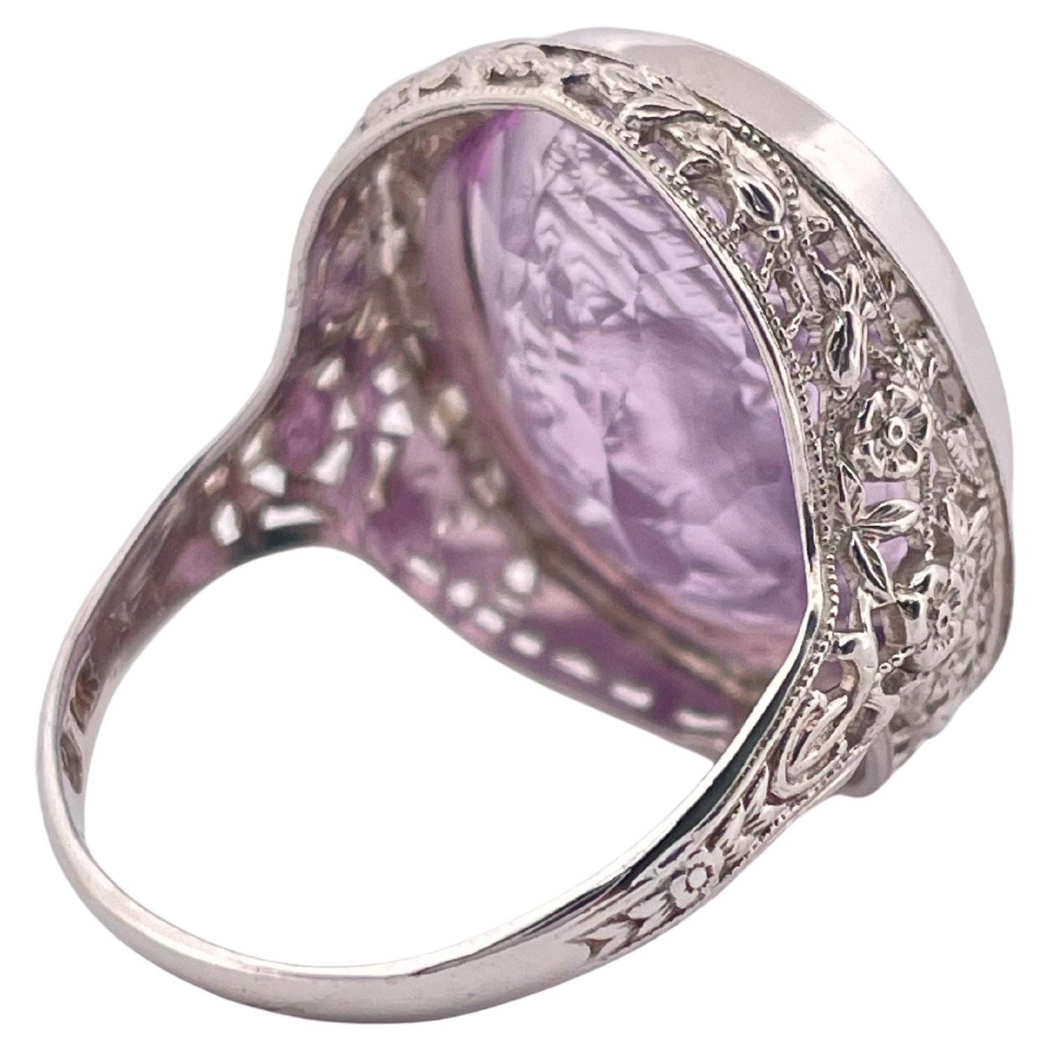 Taille ovale Bague en or blanc 14k à pierre dure intaglio en améthyste sculptée en vente