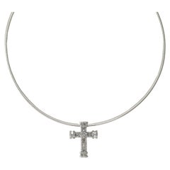 Pendentif croix en or blanc 14 carats et chaîne avec diamants