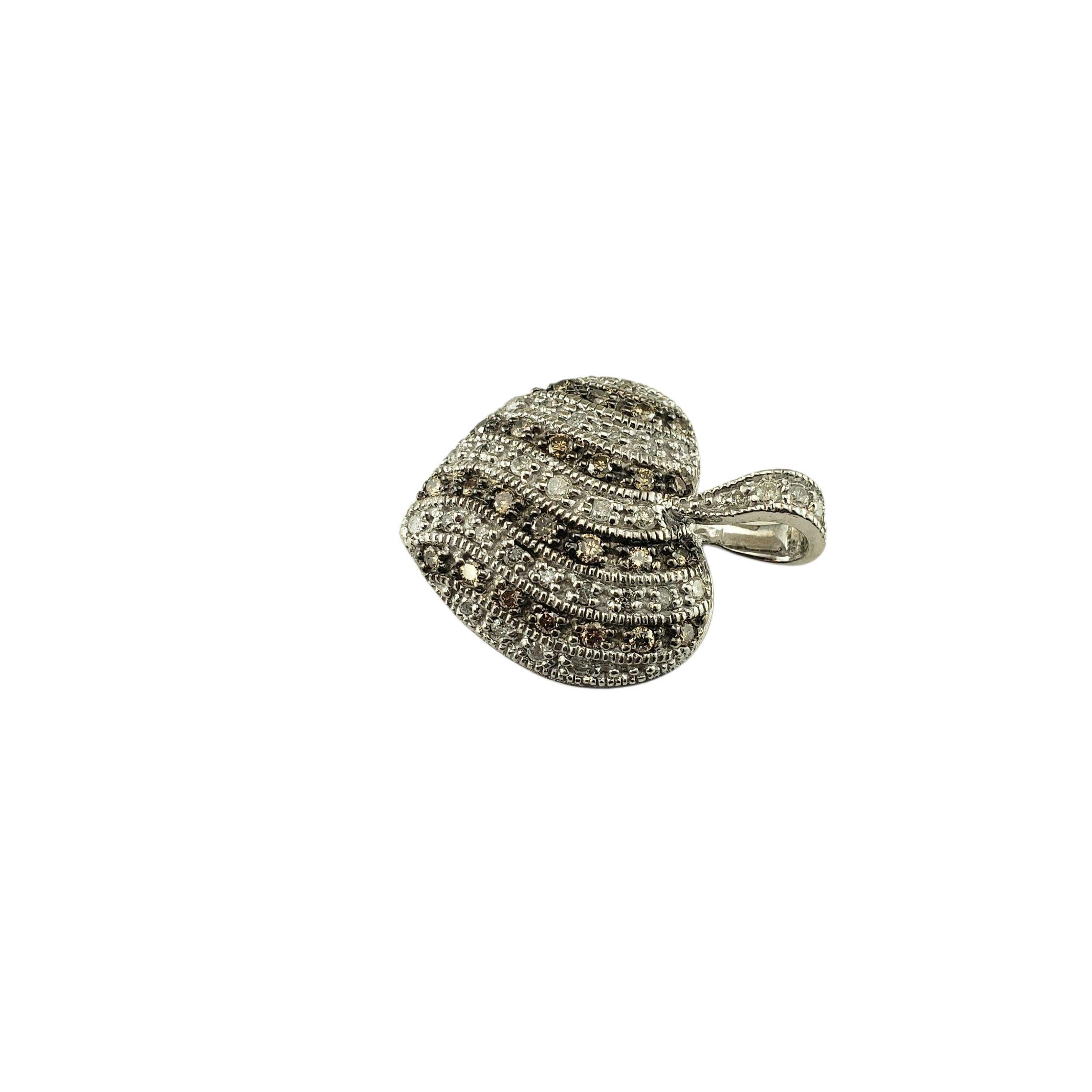 Pendentif en or blanc 14K Champagne et diamant blanc en forme de coeur-

Ce scintillant pendentif en forme de cœur en or blanc 14 carats est serti de 31 diamants blancs et de 24 diamants champagne, créant un contraste subtil et un magnifique éclat.