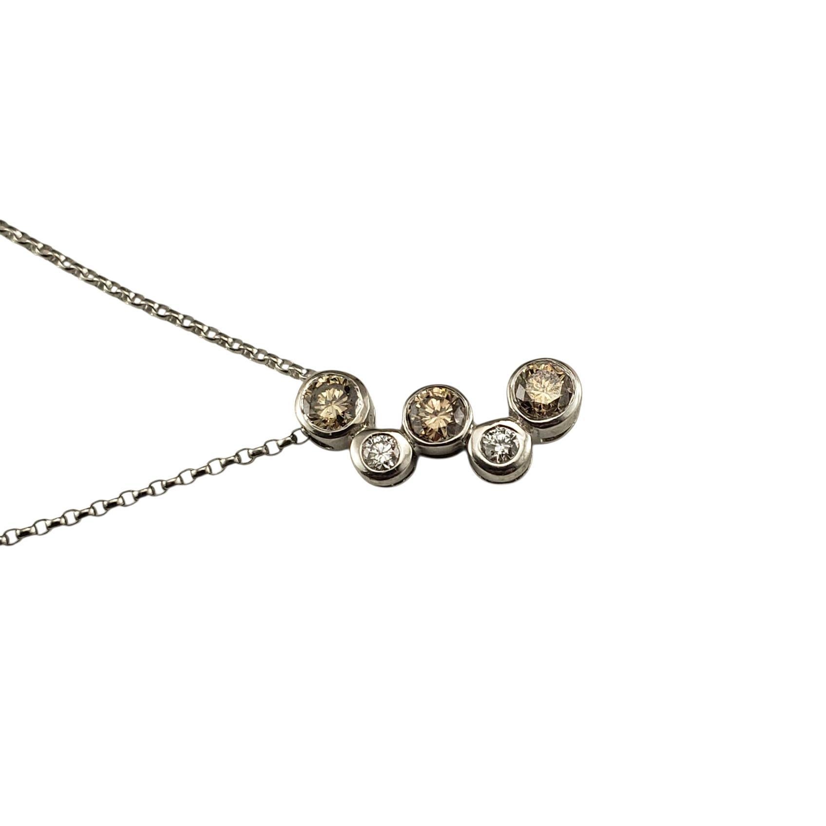 14 Karat Weißgold mit Champagner und weißen Diamanten als Anhänger - Halskette

Ein moderner Hauch von Glitzer mit einem warmen Touch. Der Anhänger besteht aus einer eleganten Kaskade von Diamanten, die in die Lünette gefasst sind - drei