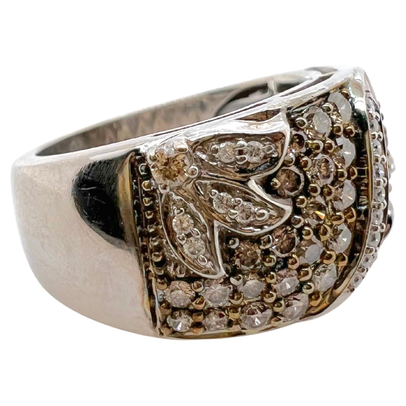 Ring aus 14 Karat Weißgold mit champagnerfarbenen Diamanten und weißen Diamanten (Rundschliff) im Angebot