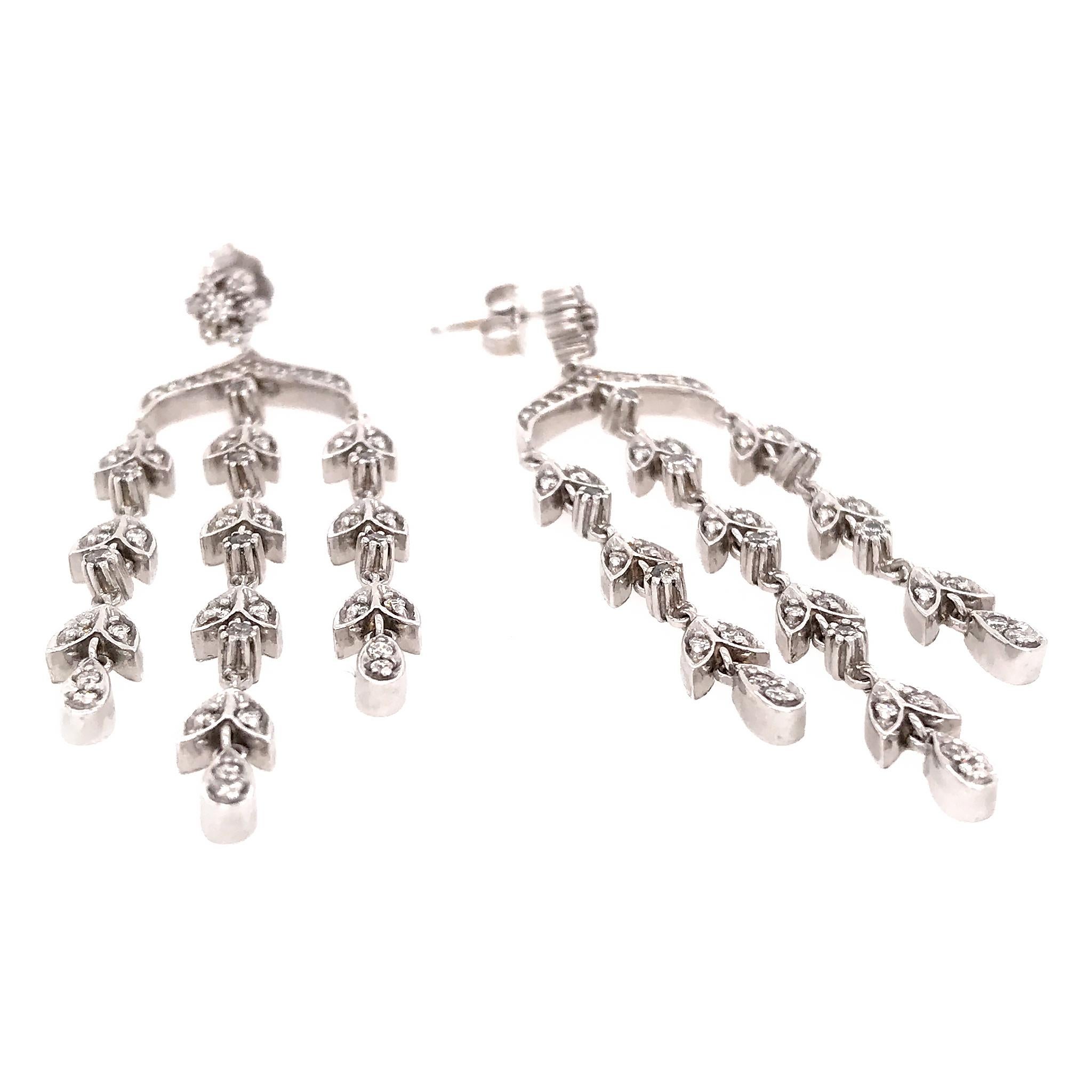 14 Karat White Gold Chandelier Diamond Earrings In Excellent Condition In New York, NY