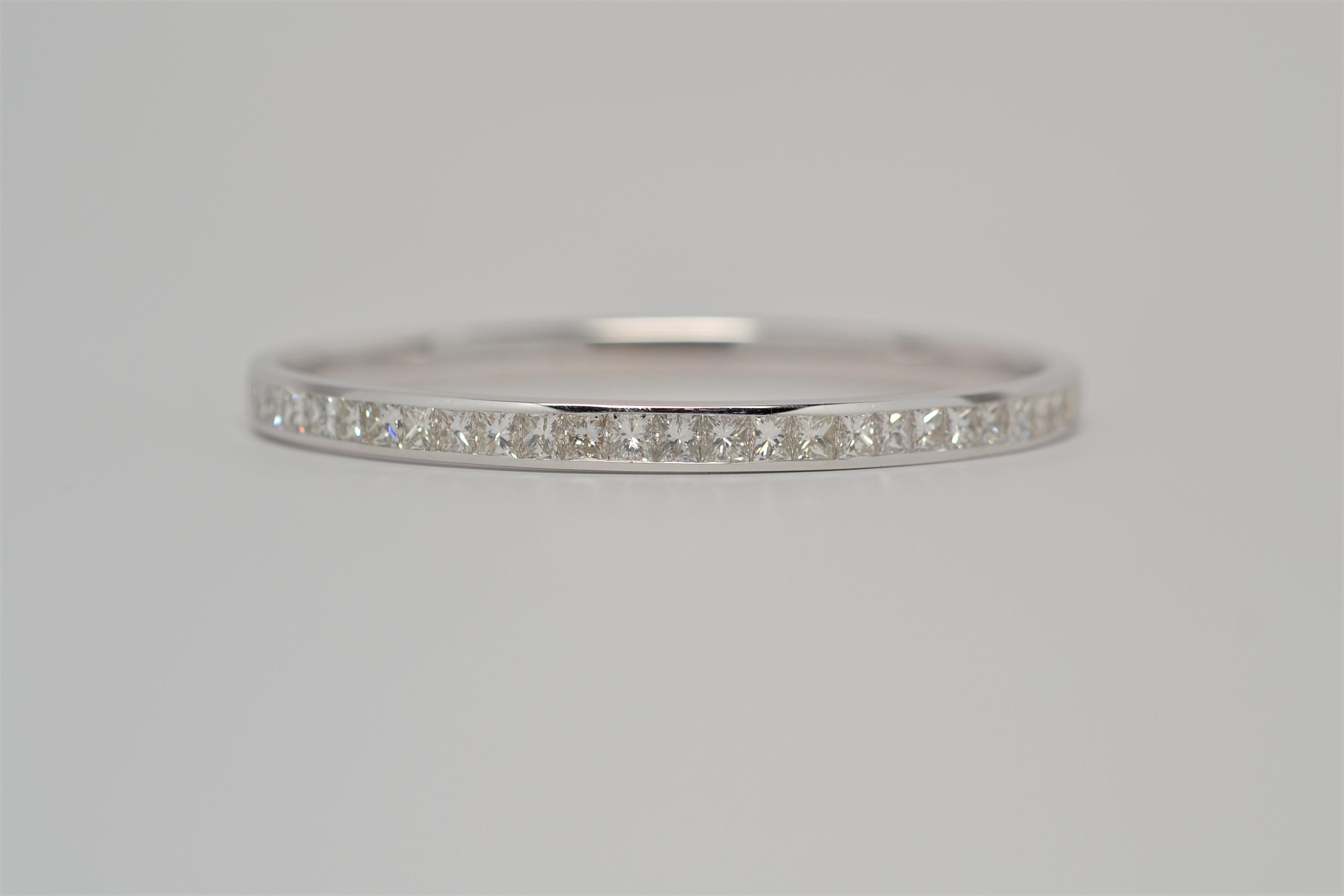 Damen-Armreif aus 14 Karat Weißgold mit Diamanten im Prinzessinnenschliff. Dieses fein gearbeitete Armband ist mit achtundzwanzig (28) Diamanten im Princess-Schliff besetzt, die auf halber Strecke ein Gesamtgewicht von 6,25ct ergeben. Die Diamanten