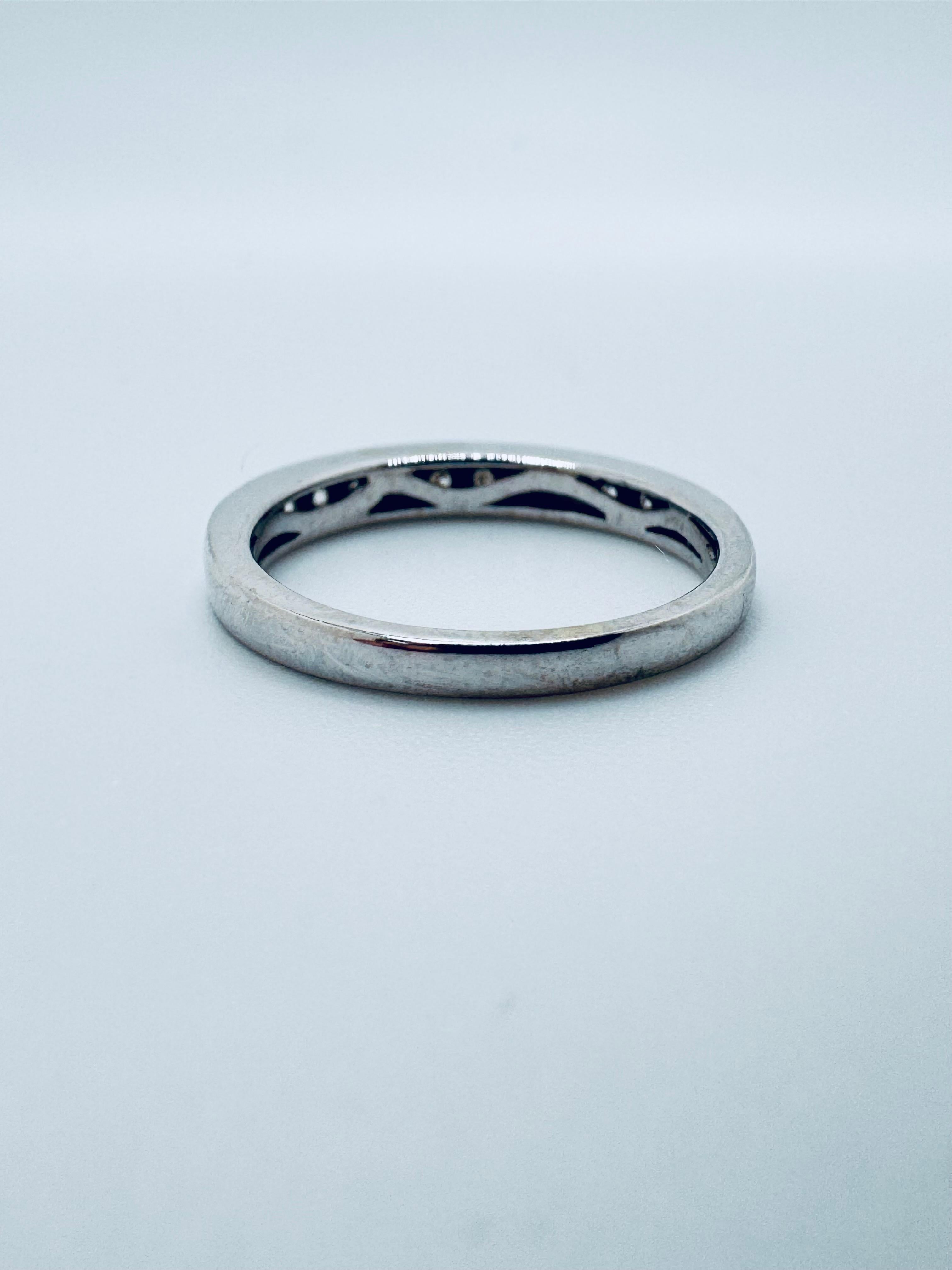 Taille ronde Bandeau en or blanc 14K avec diamants en serti clos en vente