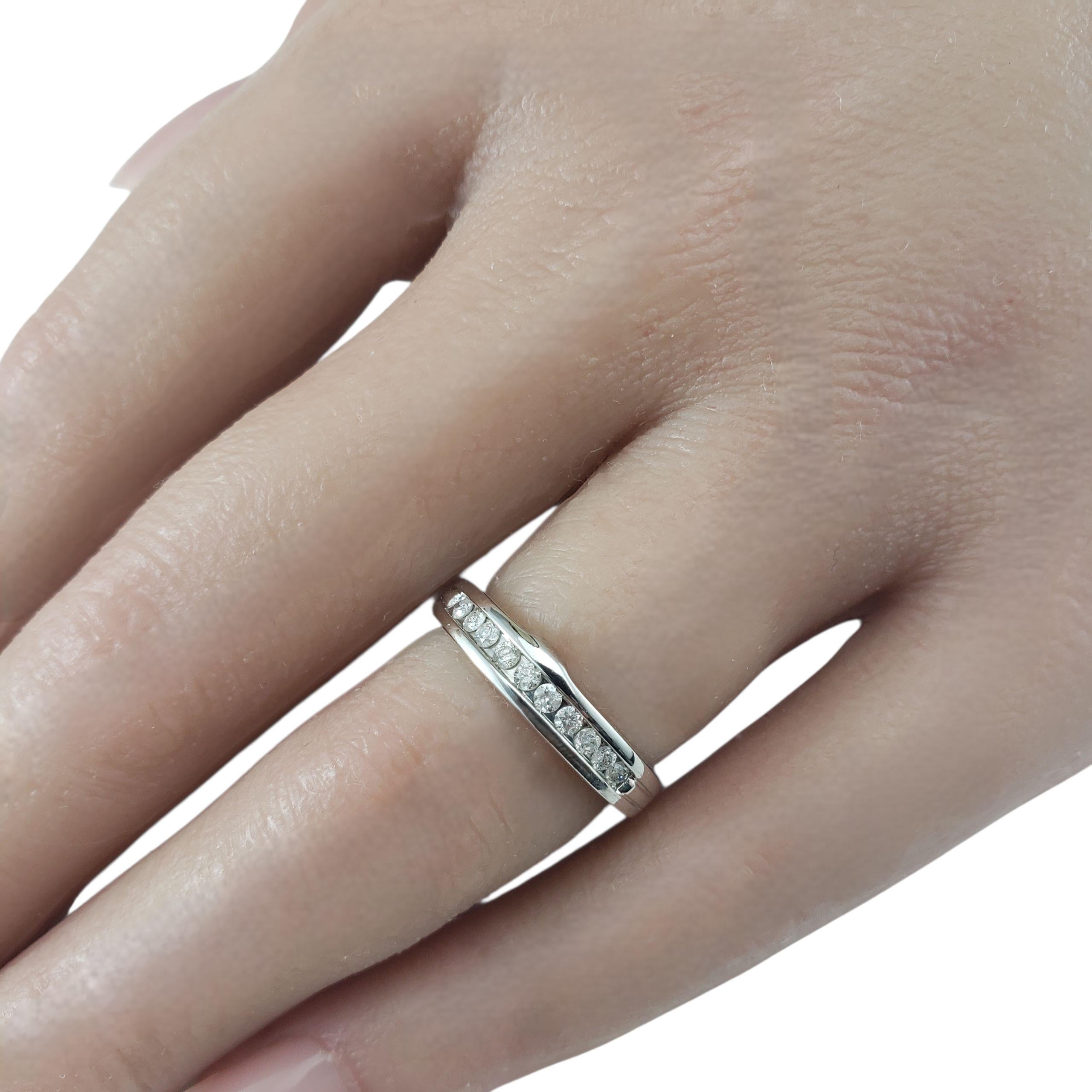 Anello a fascia con diamanti incastonati in oro bianco 14K misura 5 #23463 in vendita 1