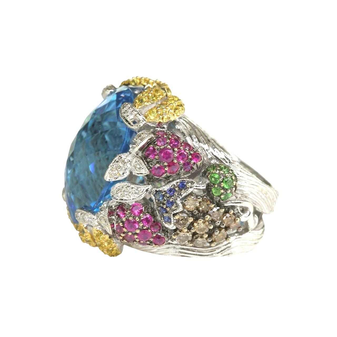 Bague en or blanc 14 carats, topaze bleue taille damier, multi-gemmes et diamants Pour femmes en vente