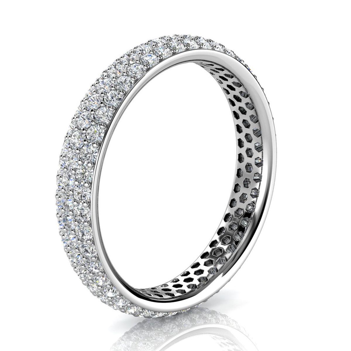 Cet étonnant anneau d'éternité comporte trois rangées de 130 diamants ronds brillants parfaitement assortis et sertis en micro-pinces. Découvrez la différence en personne !

Détails du produit : 

Couleur de la pierre centrale : BLANC
Type de pierre