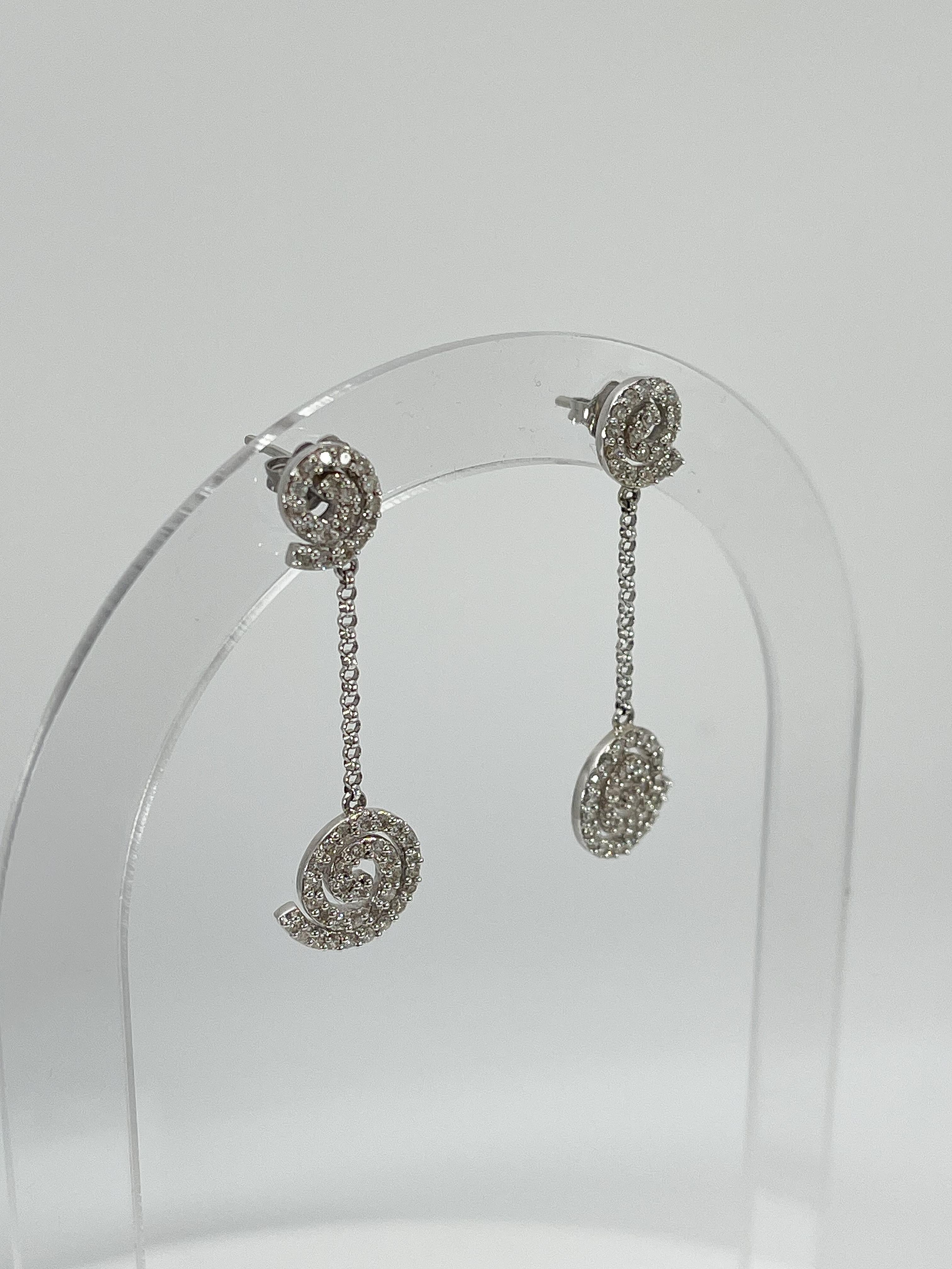 Taille ronde Pendants d'oreilles en or blanc 14 carats avec tourbillon de diamants 1,06 carat en vente