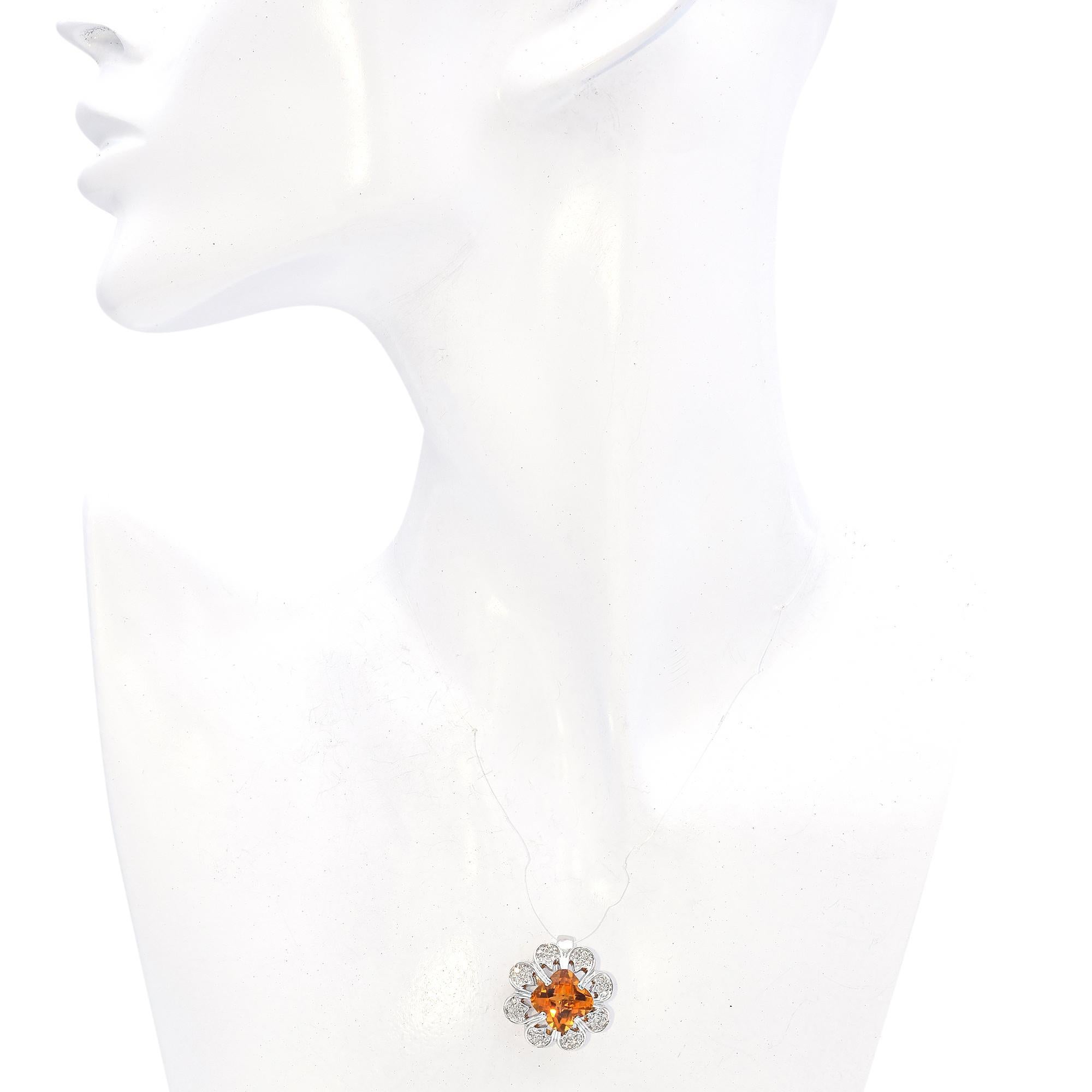 Elegante ciondolo con al centro un sorprendente citrino arancione. La gemma è sapientemente tagliata in una forma unica, che irradia calore e brillantezza. La pietra centrale è circondata da un disegno floreale realizzato in metallo lucido, ornato