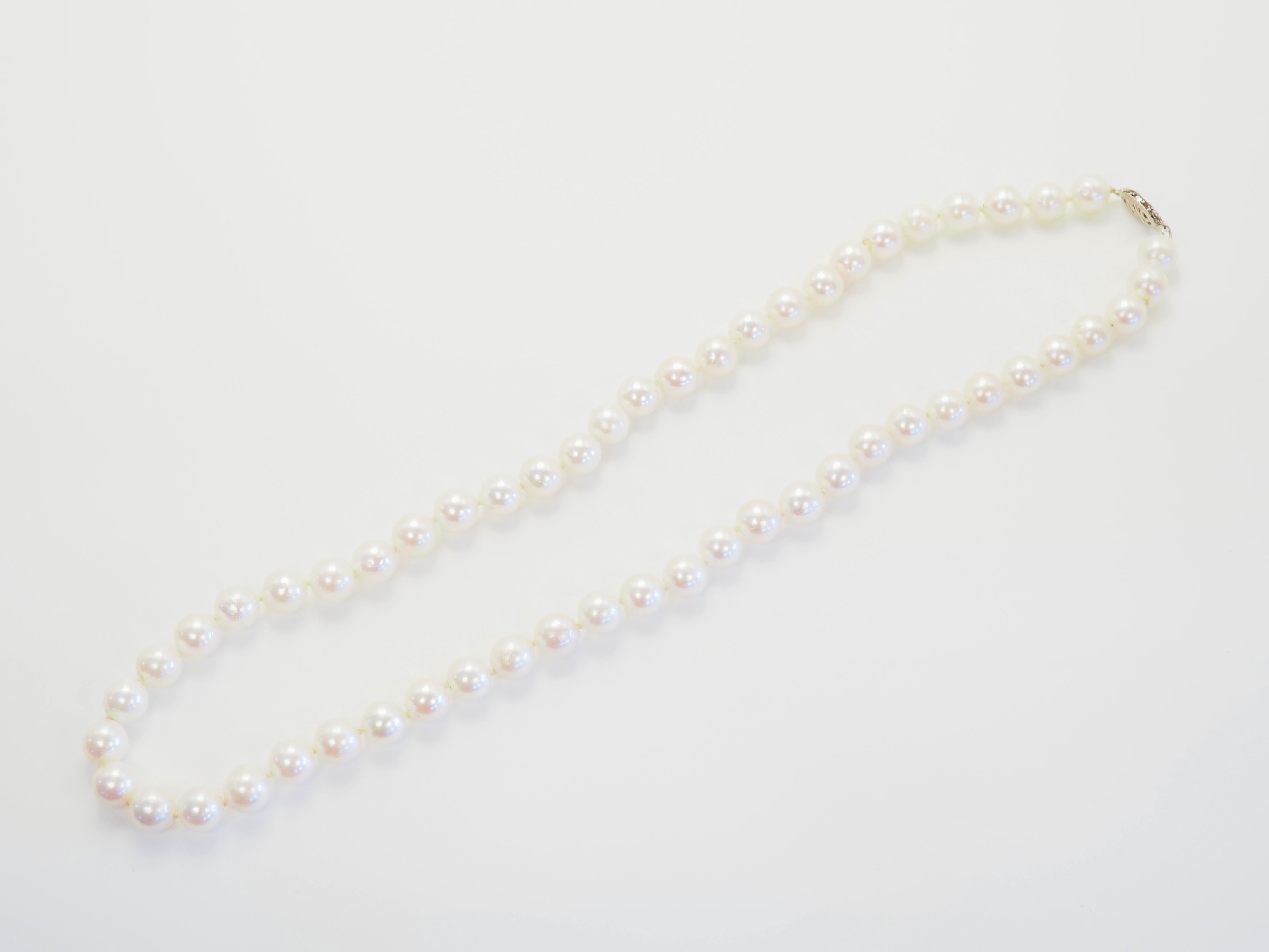 Un filo senza tempo di luminose perle di mare bianche, ciascuna con un diametro medio di 7 mm, disposte con grazia per mostrare la simmetria naturale e la morbida iridescenza. Questa collana classica è rifinita con una chiusura in oro bianco 14