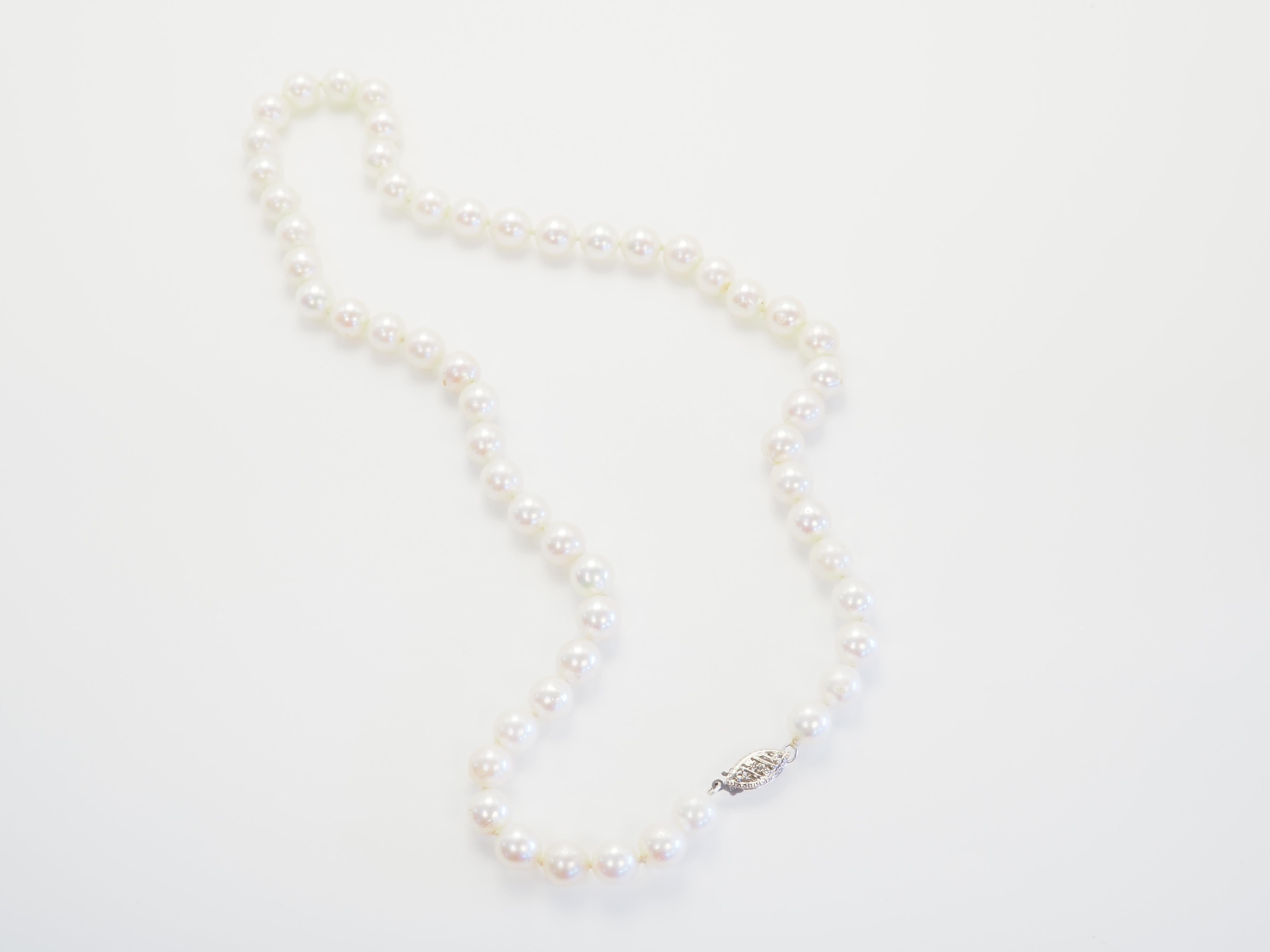 Perlina Collana di perle di mare bianche da 7 mm con chiusura in oro bianco 14K, 16 pollici in vendita