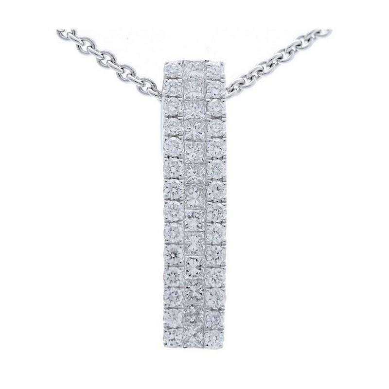 Peso in carati dei diamanti: Questo raffinato ciondolo della Classic Collectional ha un totale di 0,3 carati di diamanti. Il pendente vanta 28 diamanti a taglio rotondo e 13 diamanti a taglio princess, ciascuno scelto per la sua brillantezza e