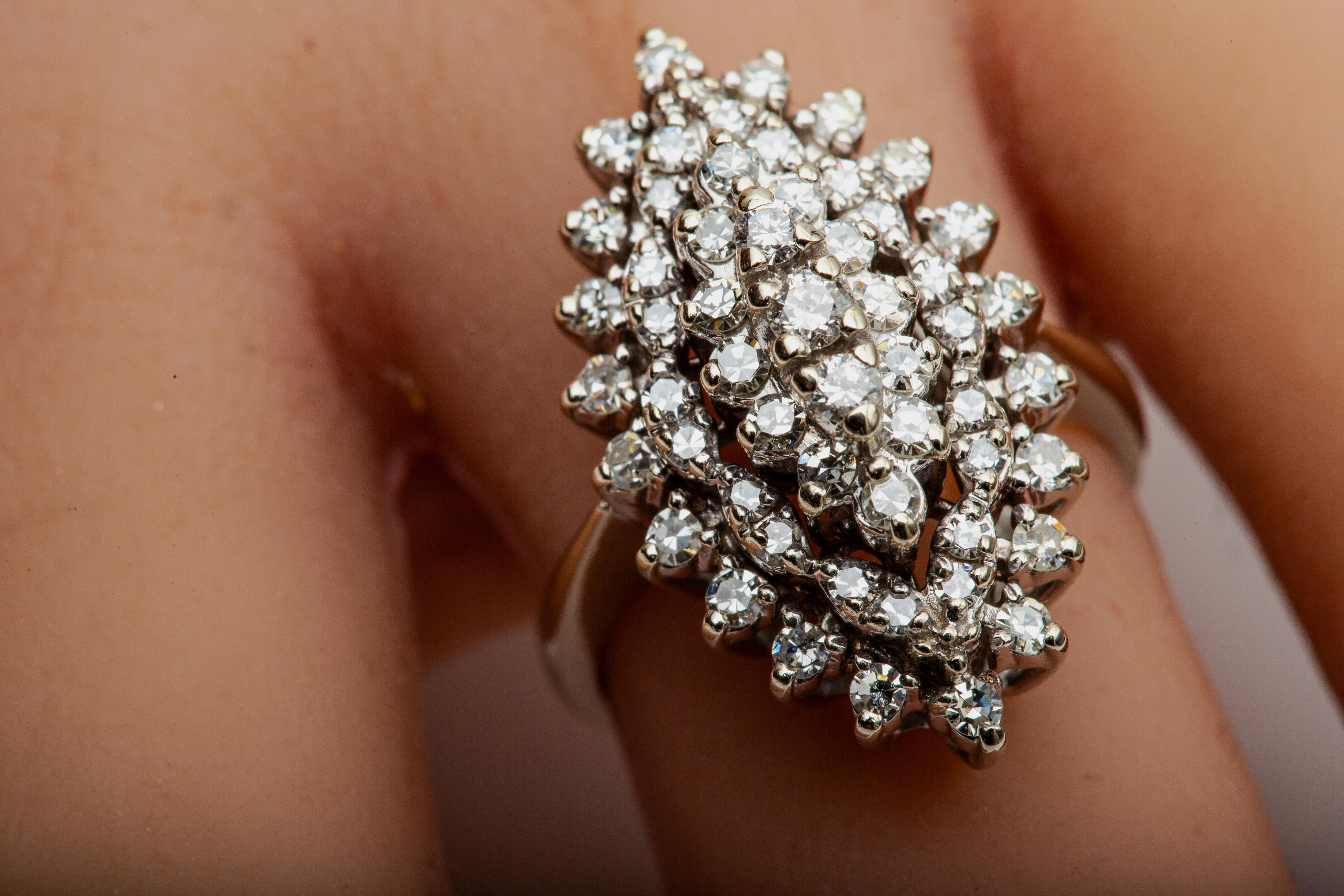 MATERIAL : Or blanc 14k
Pierre précieuse : Diamant 1.60 cttw, Couleur G-H ,Clarté SI1-SI2 
Poids : 8,3 grammes
Taille : 6.5

Bague de cocktail en diamants étincelants de 1,60 carats au total.