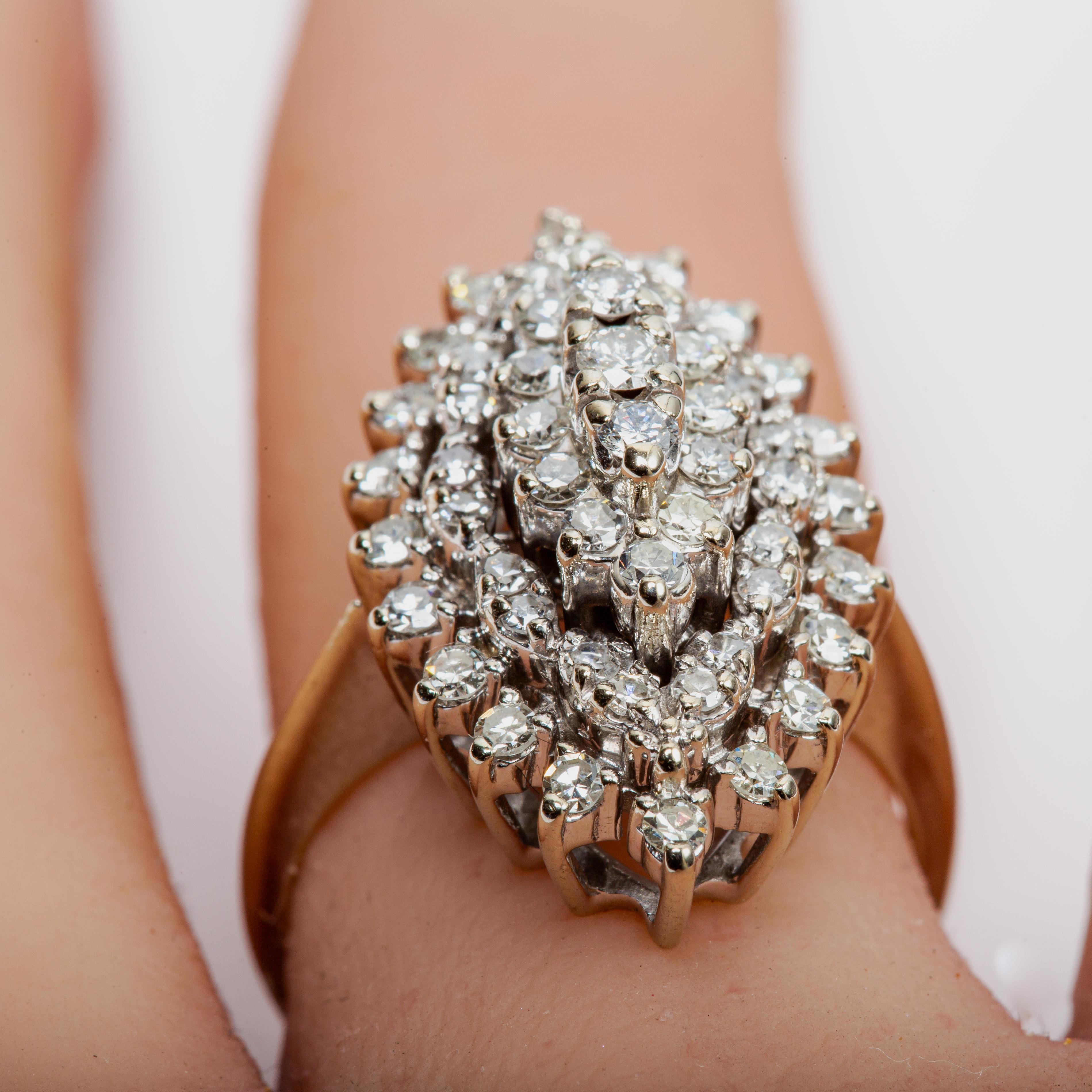 Bague en or blanc 14k avec diamants en grappe Bon état - En vente à Bernardsville, NJ