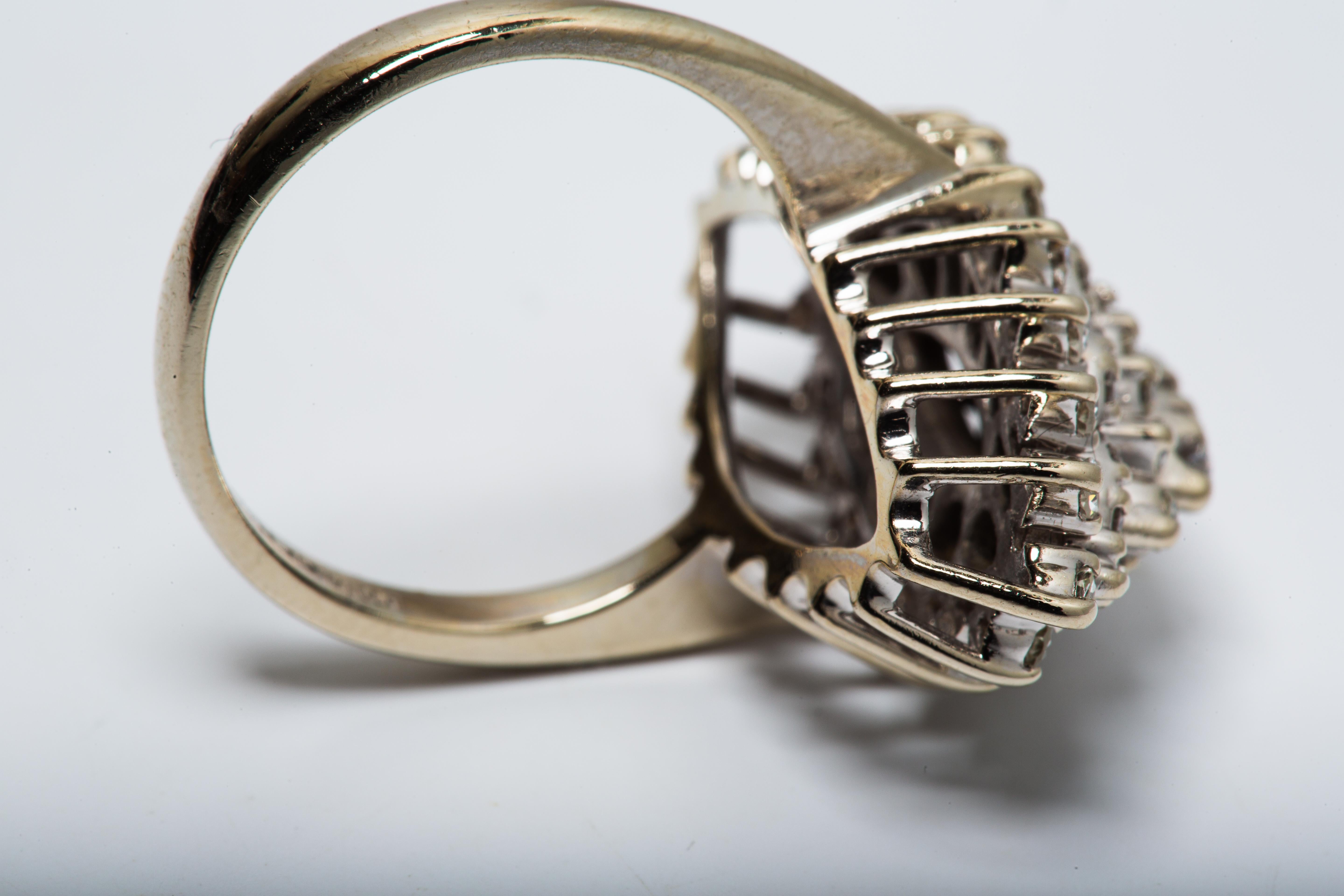 Bague en or blanc 14k avec diamants en grappe en vente 1