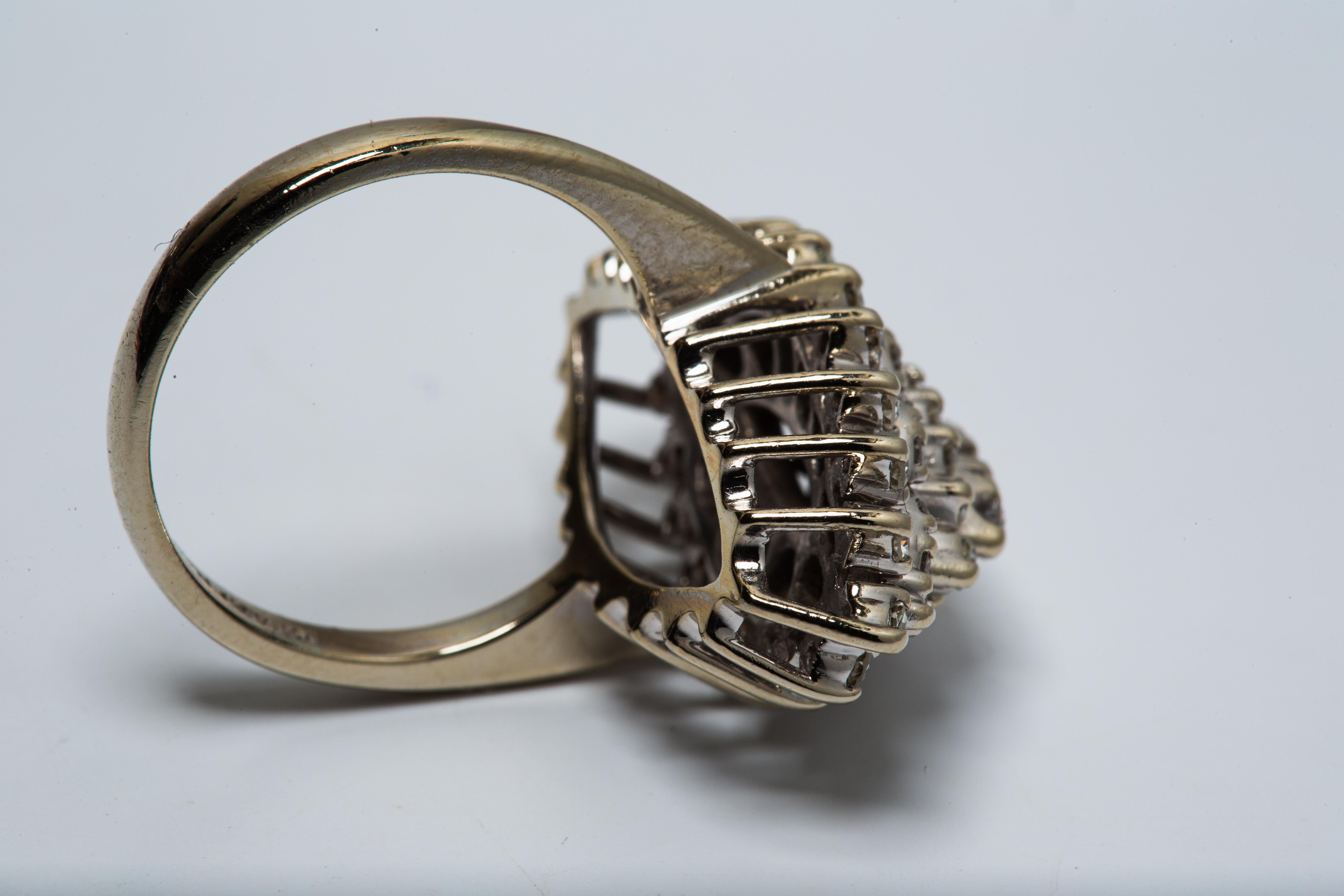 Bague en or blanc 14k avec diamants en grappe en vente 2