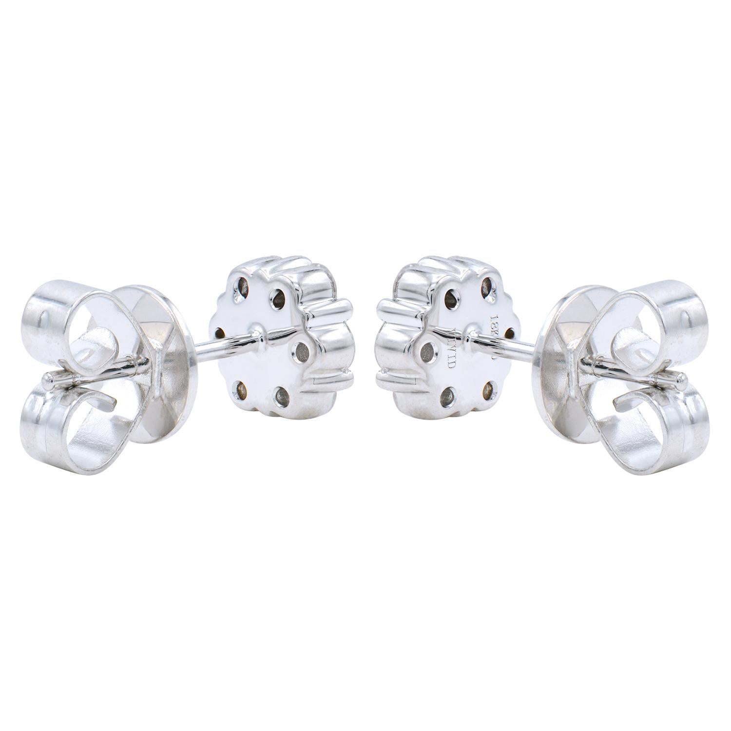 Taille ronde A.I.C.C. 14K Clous d'oreilles en or blanc avec diamants en grappe C en vente