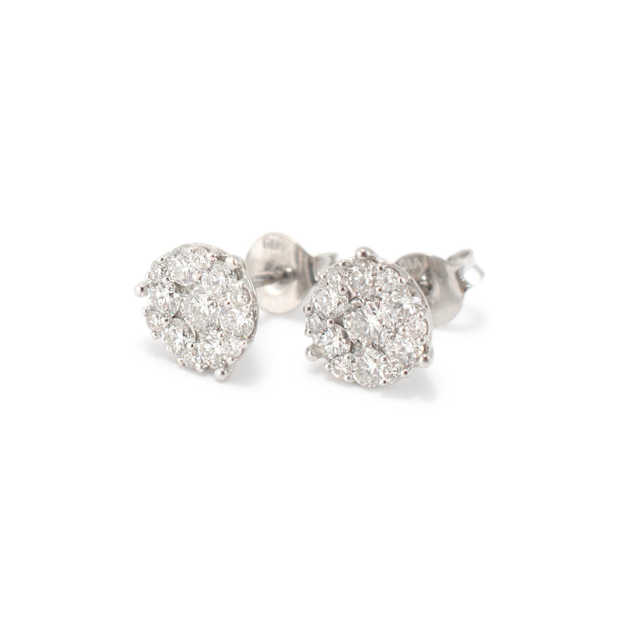 Genere: Donna 

Tipo di metallo: Oro bianco 14K

Diametro: 7,80 mm

Peso: 2.01 grammi

Orecchini da donna con diamanti in oro bianco 14 carati con chiusura a pressione. Il metallo è stato testato ed è risultato essere oro bianco 14 carati. Inciso