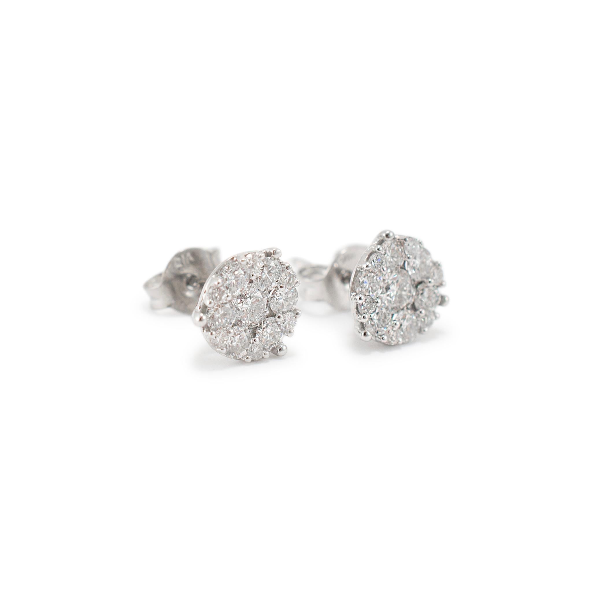 Taglio rotondo Orecchini a perno con diamante a forma di cluster in oro bianco 14K in vendita