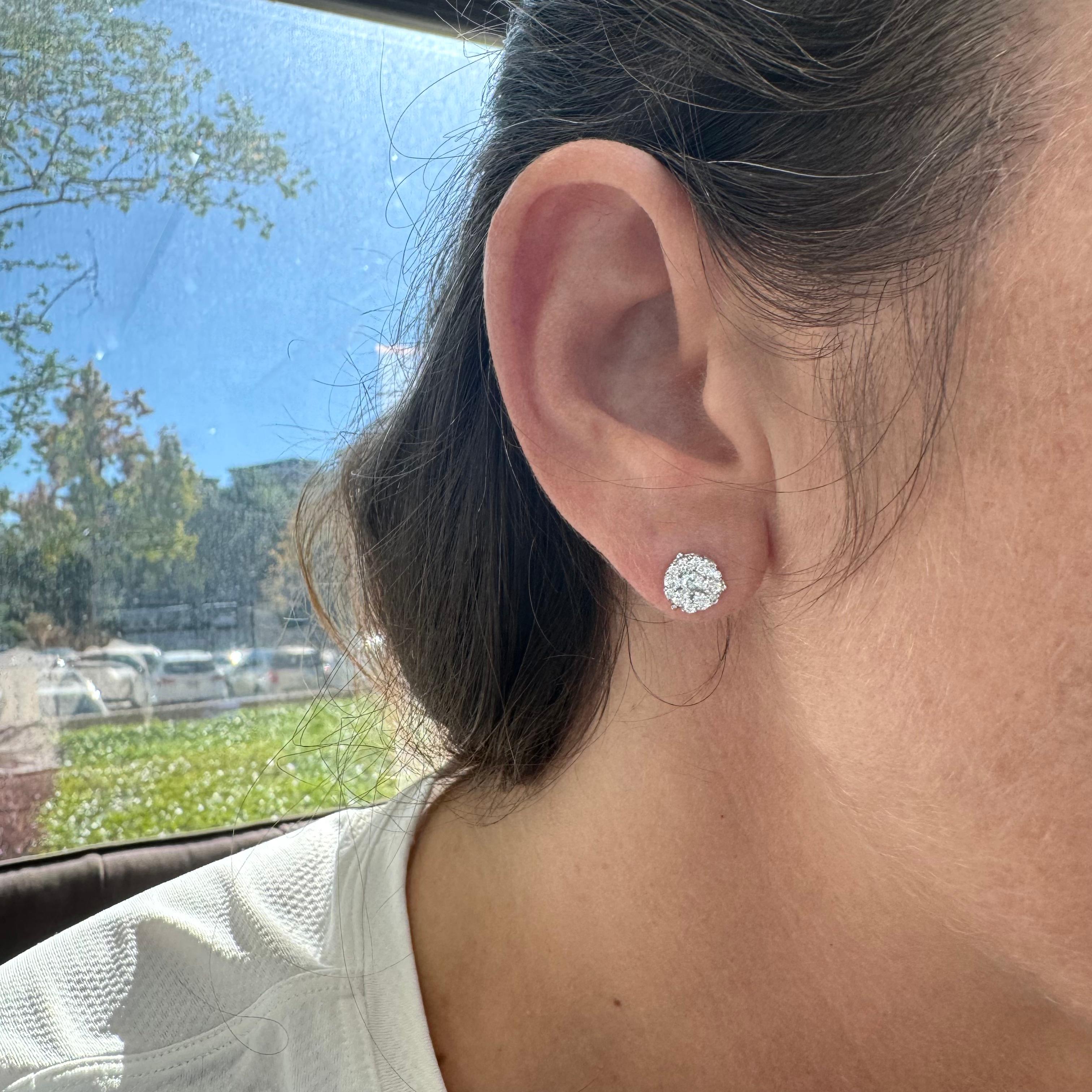 Orecchini a perno con diamante a forma di cluster in oro bianco 14K in vendita 3