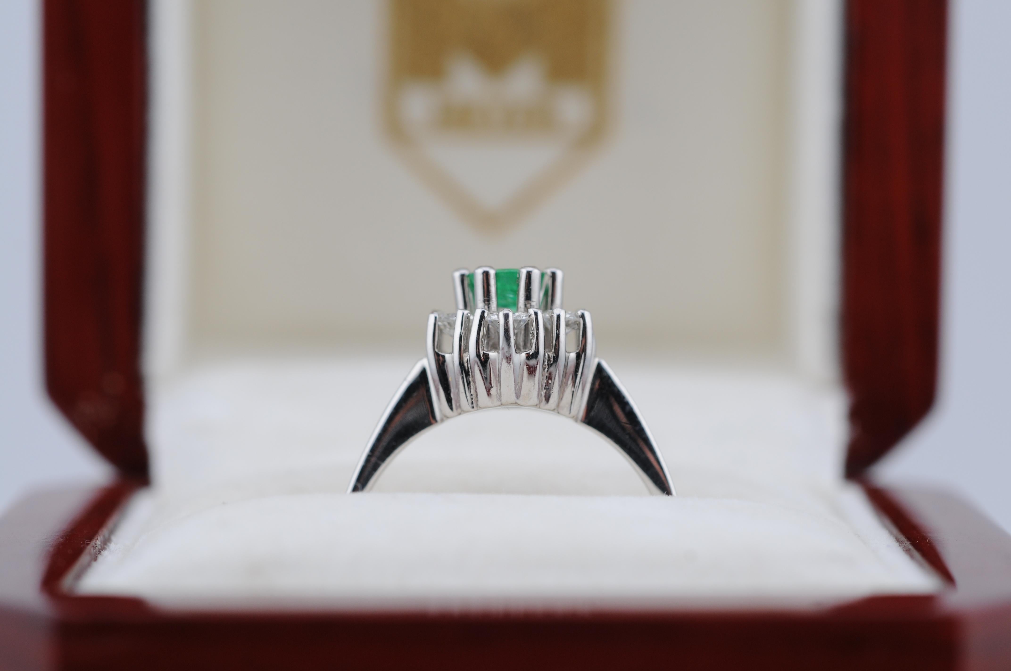 14 Karat Weißgold Cluster-Ring mit Smaragd und Diamanten im Angebot 4