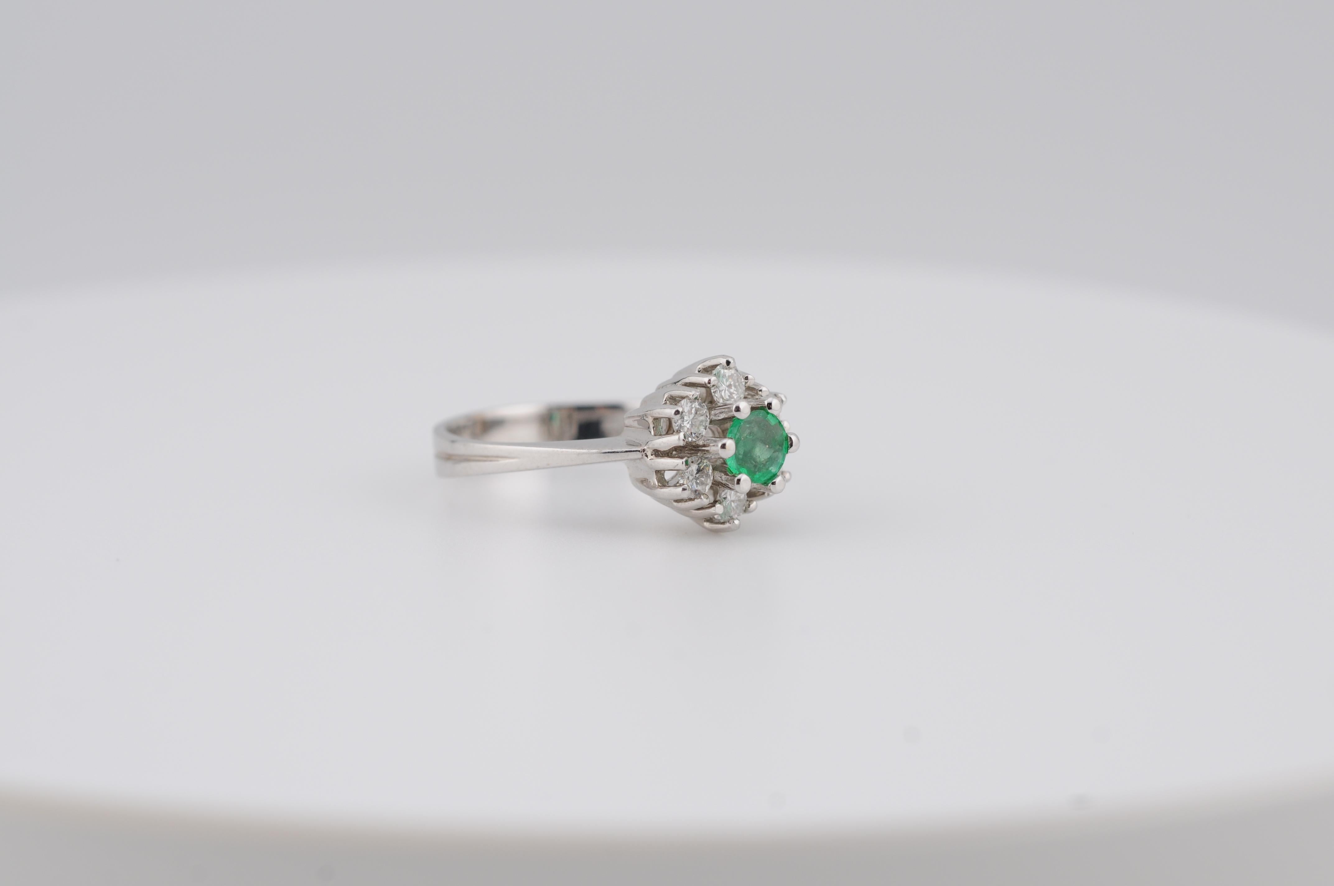 14 Karat Weißgold Cluster-Ring mit Smaragd und Diamanten im Angebot 6