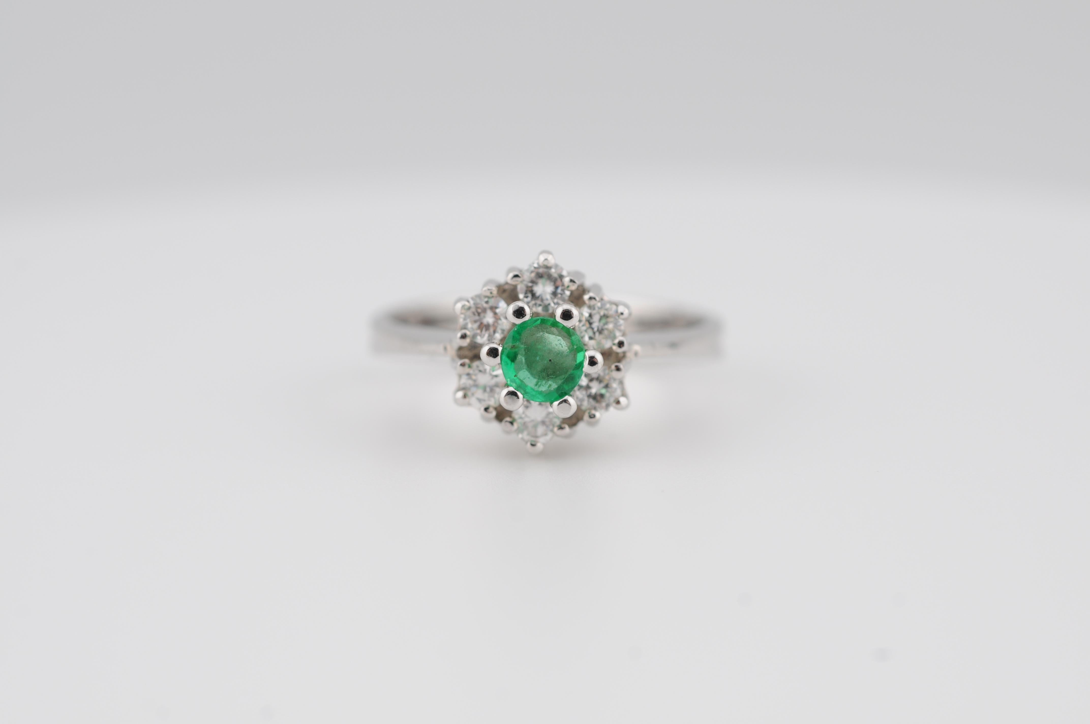 14 Karat Weißgold Cluster-Ring mit Smaragd und Diamanten

Hauptstein

Smaragd, ~0,50 ct
Herkunft: Sambia (unbehandelt)



Diamanten

Farbe: G-H

Klarheit: VVS2-VS1

Schnitt: Sehr gut

Karat: 7 × 0,10 ct


Ein raffinierter Clusterring aus 14 Karat