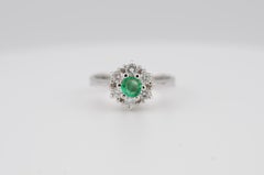 14 Karat Weißgold Cluster-Ring mit Smaragd und Diamanten