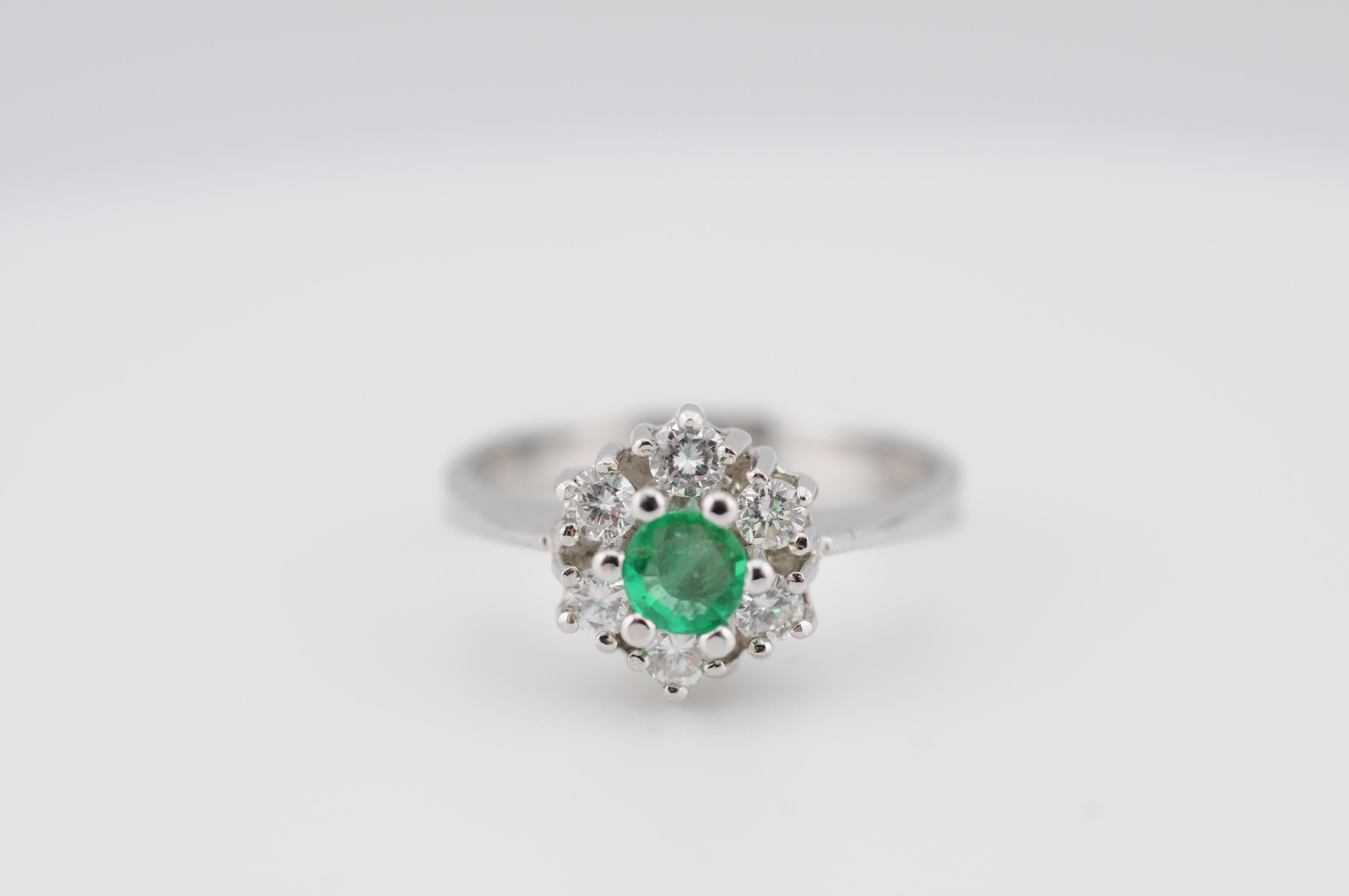 14 Karat Weißgold Cluster-Ring mit Smaragd und Diamanten (Ästhetizismus) im Angebot