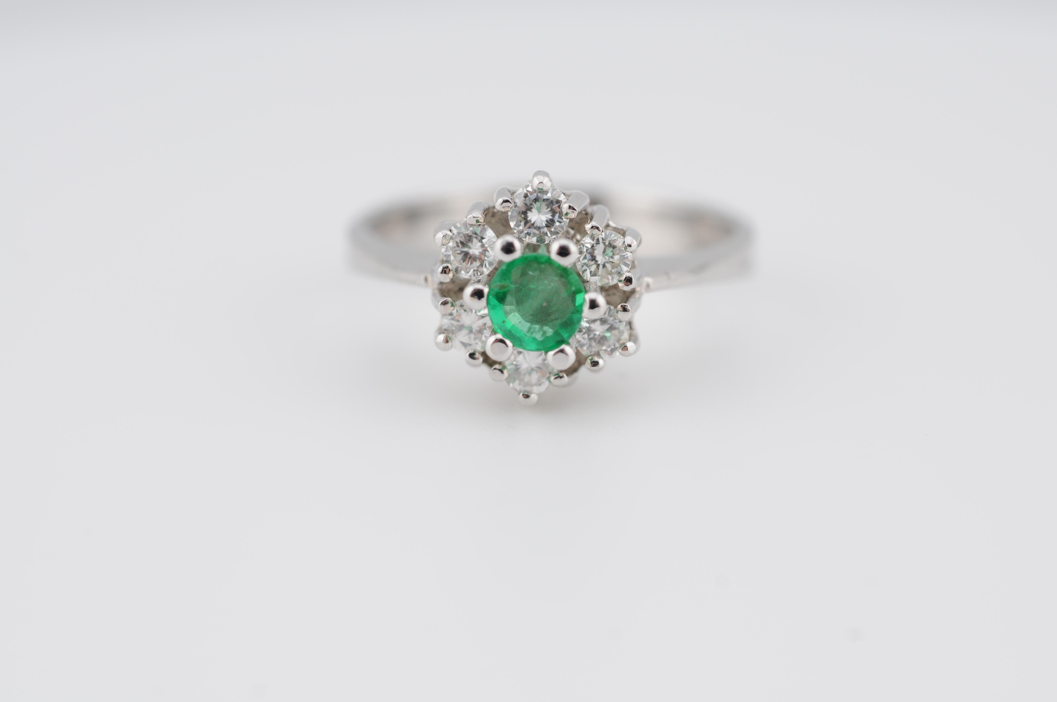 14 Karat Weißgold Cluster-Ring mit Smaragd und Diamanten (Brillantschliff) im Angebot