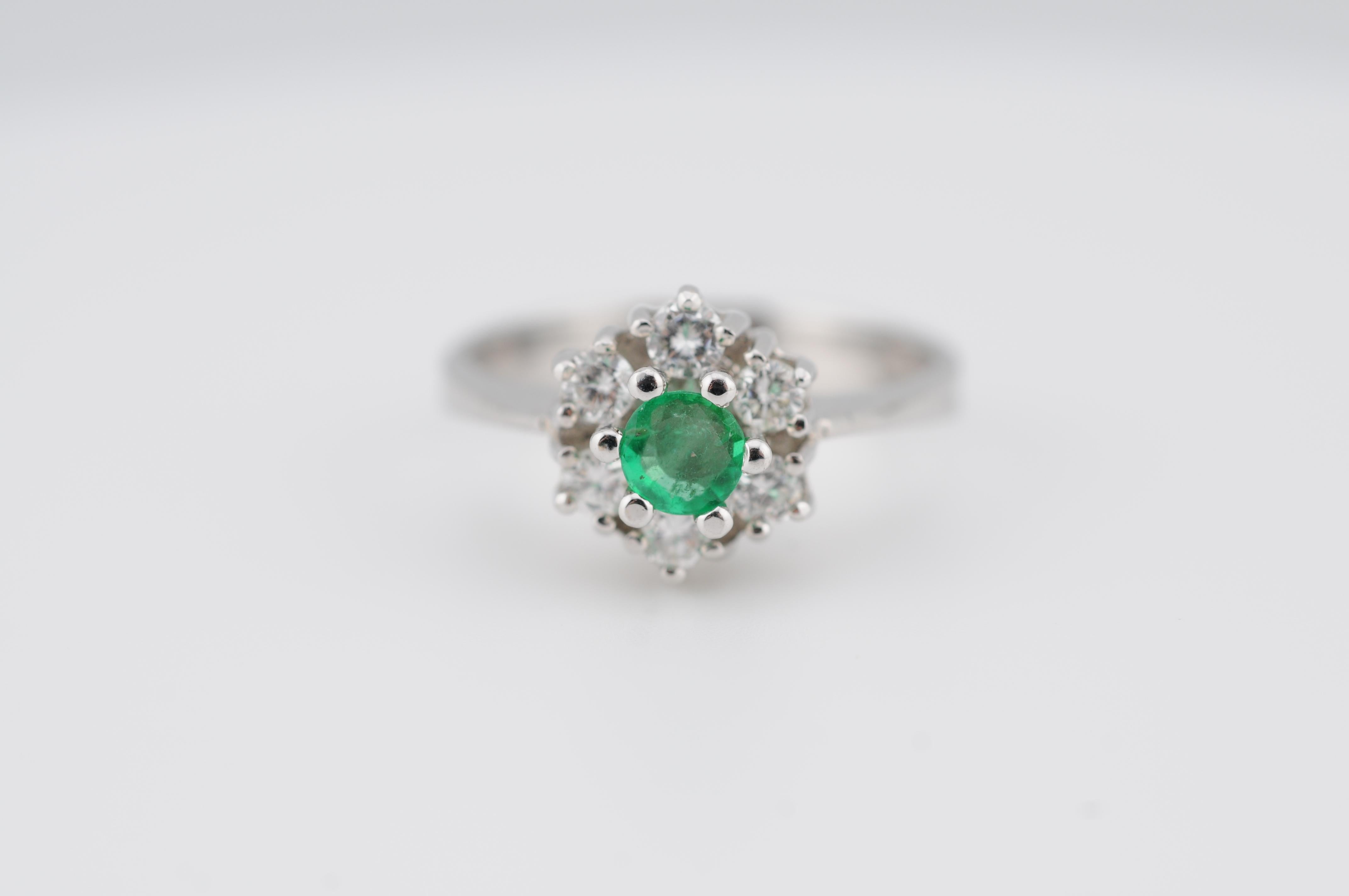 14 Karat Weißgold Cluster-Ring mit Smaragd und Diamanten im Zustand „Gut“ im Angebot in Berlin, BE