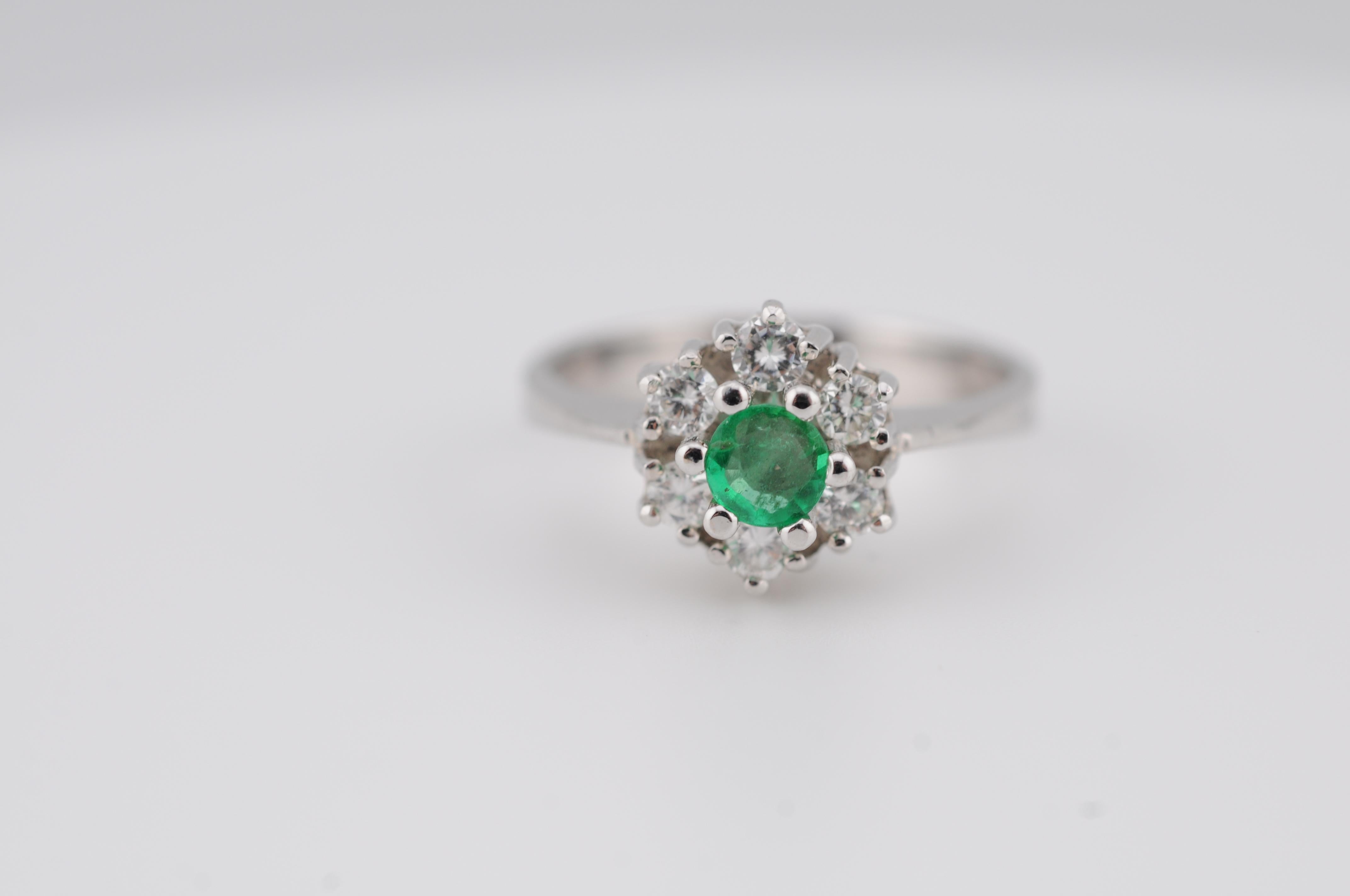 14 Karat Weißgold Cluster-Ring mit Smaragd und Diamanten für Damen oder Herren im Angebot