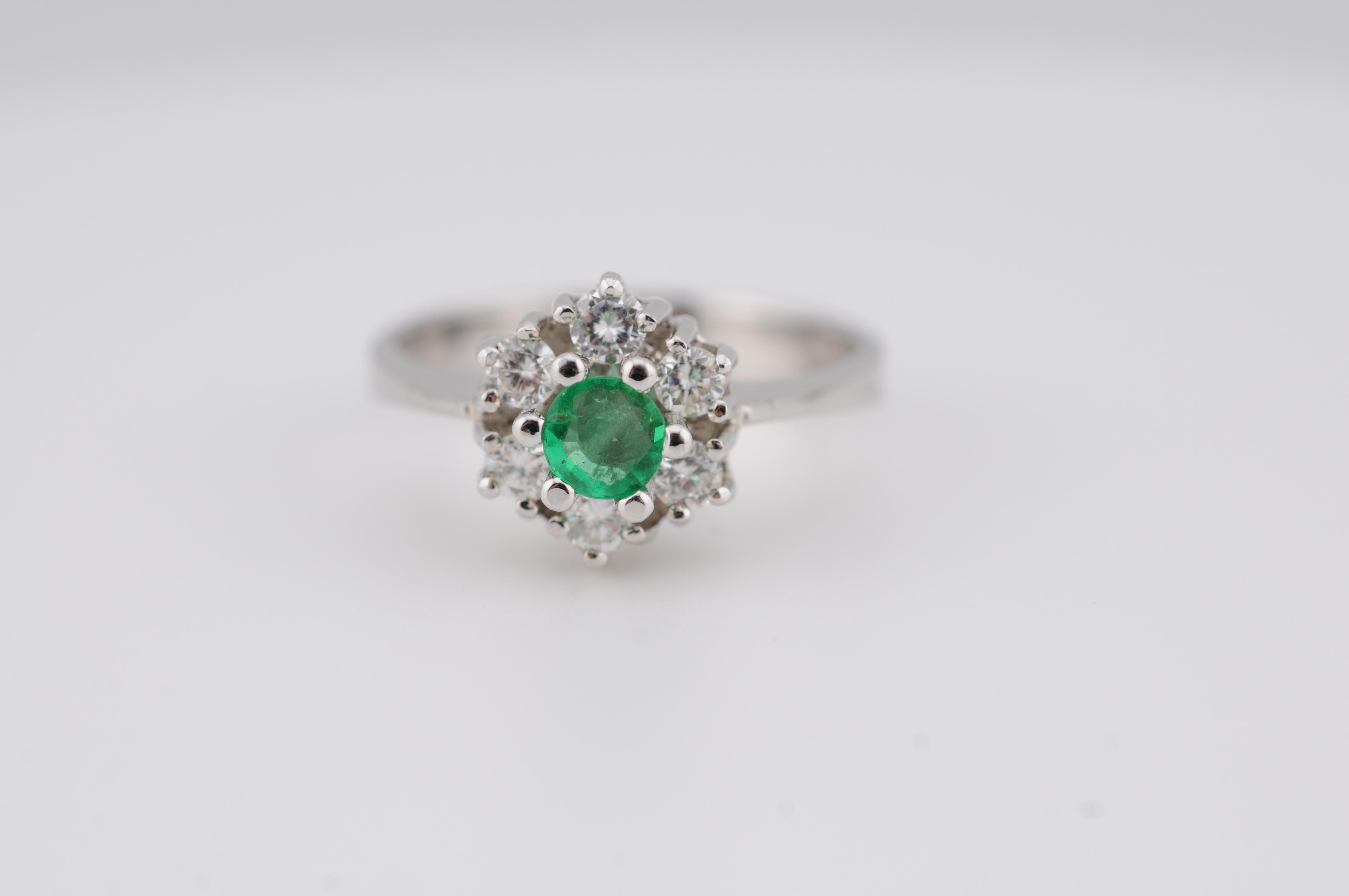 14 Karat Weißgold Cluster-Ring mit Smaragd und Diamanten im Angebot 1