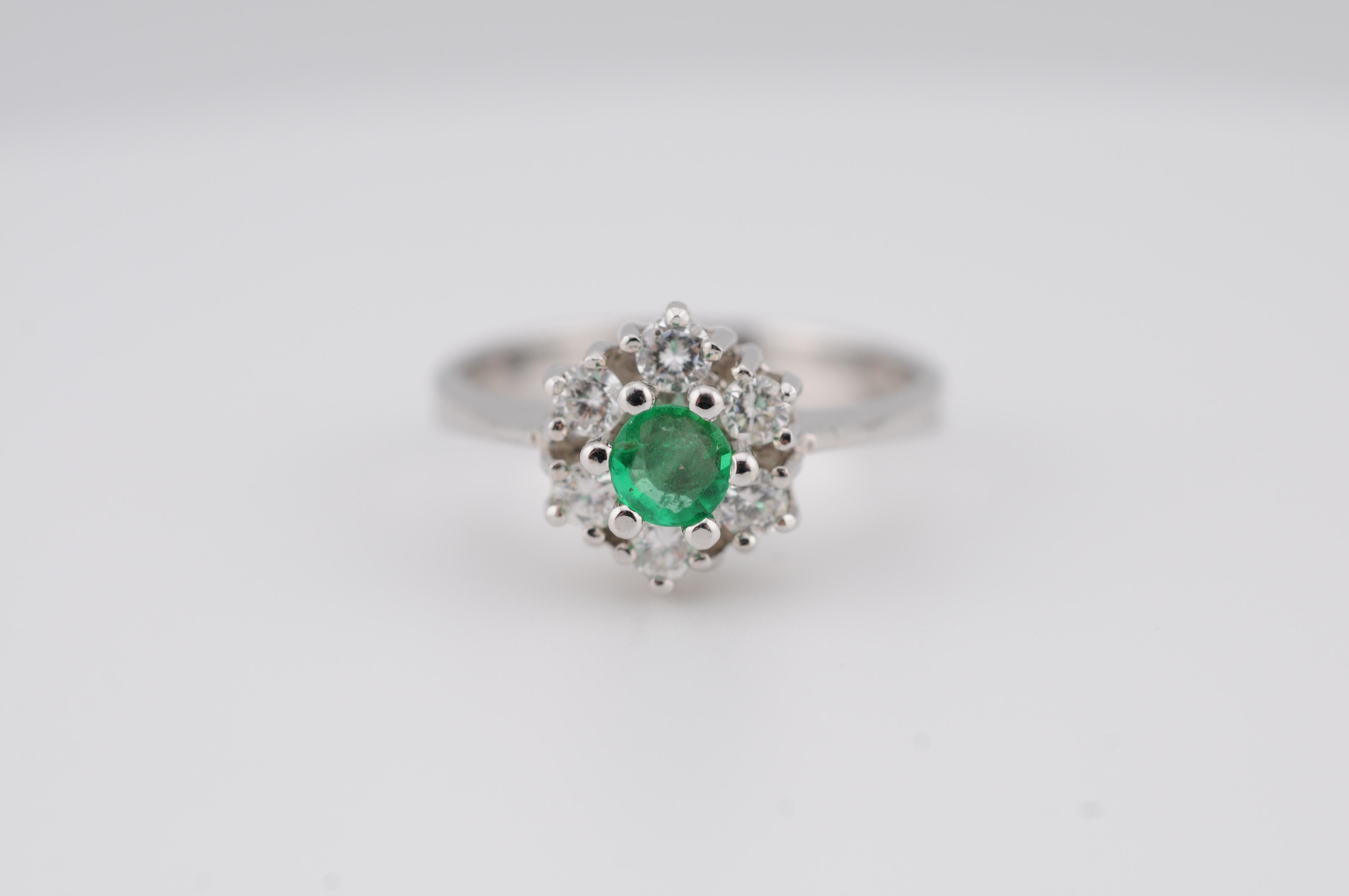 14 Karat Weißgold Cluster-Ring mit Smaragd und Diamanten im Angebot 2