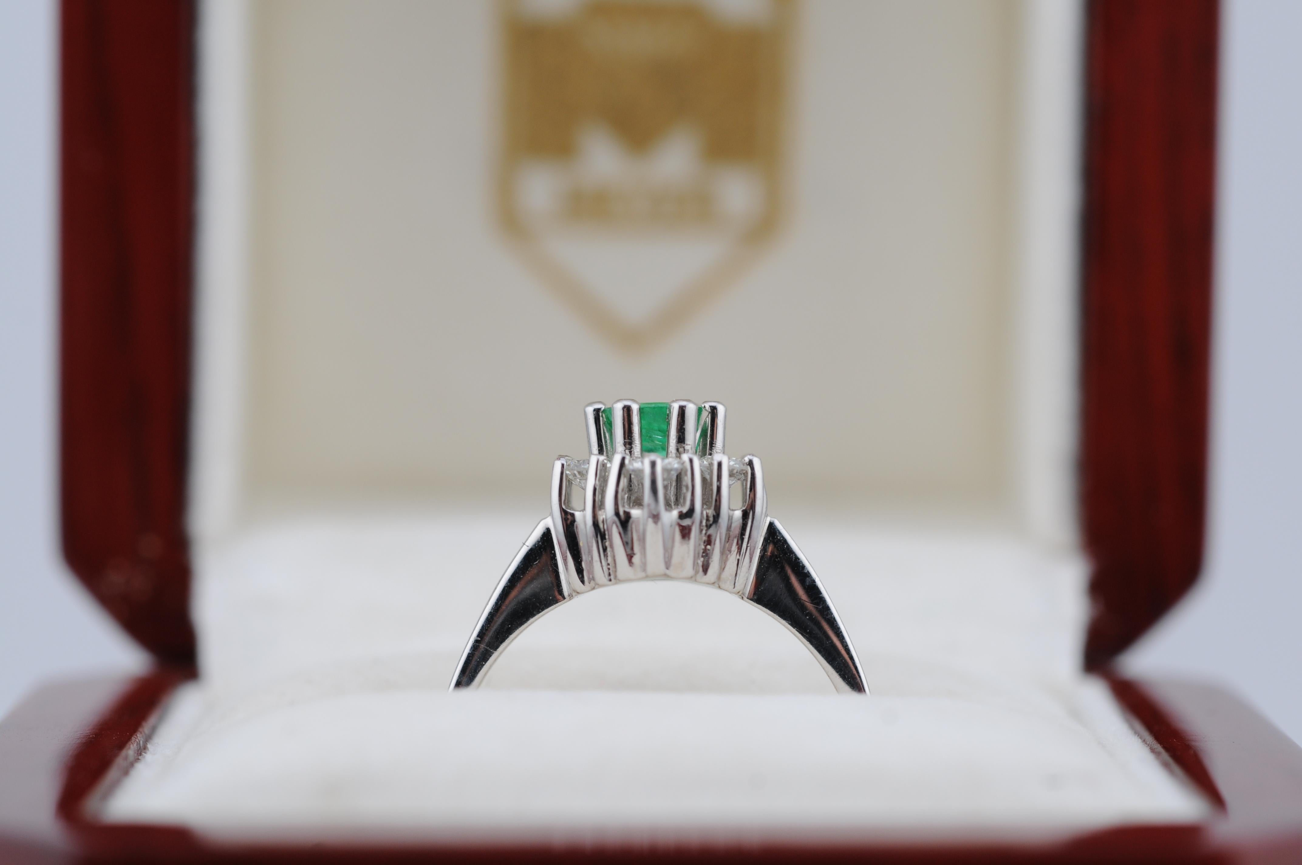 14 Karat Weißgold Cluster-Ring mit Smaragd und Diamanten im Angebot 3